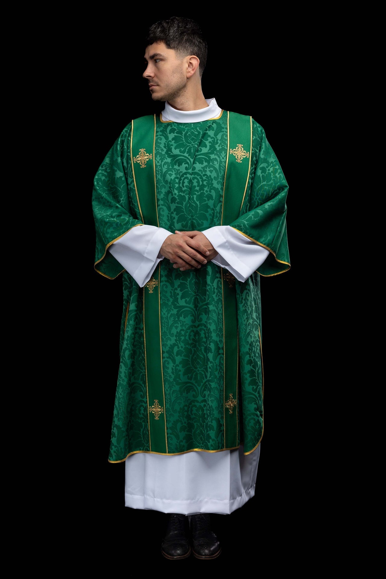 Dalmatyka z pasami i haftowanymi złotymi krzyżami na żakardzie zielona - CHASUBLES.COM