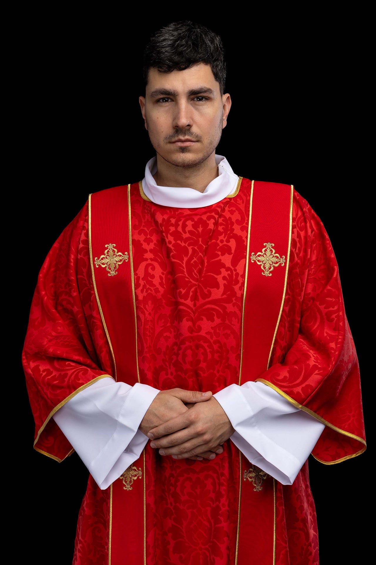 Dalmatyka z pasami i haftowanymi złotymi krzyżami na żakardzie czerwona - CHASUBLES.COM
