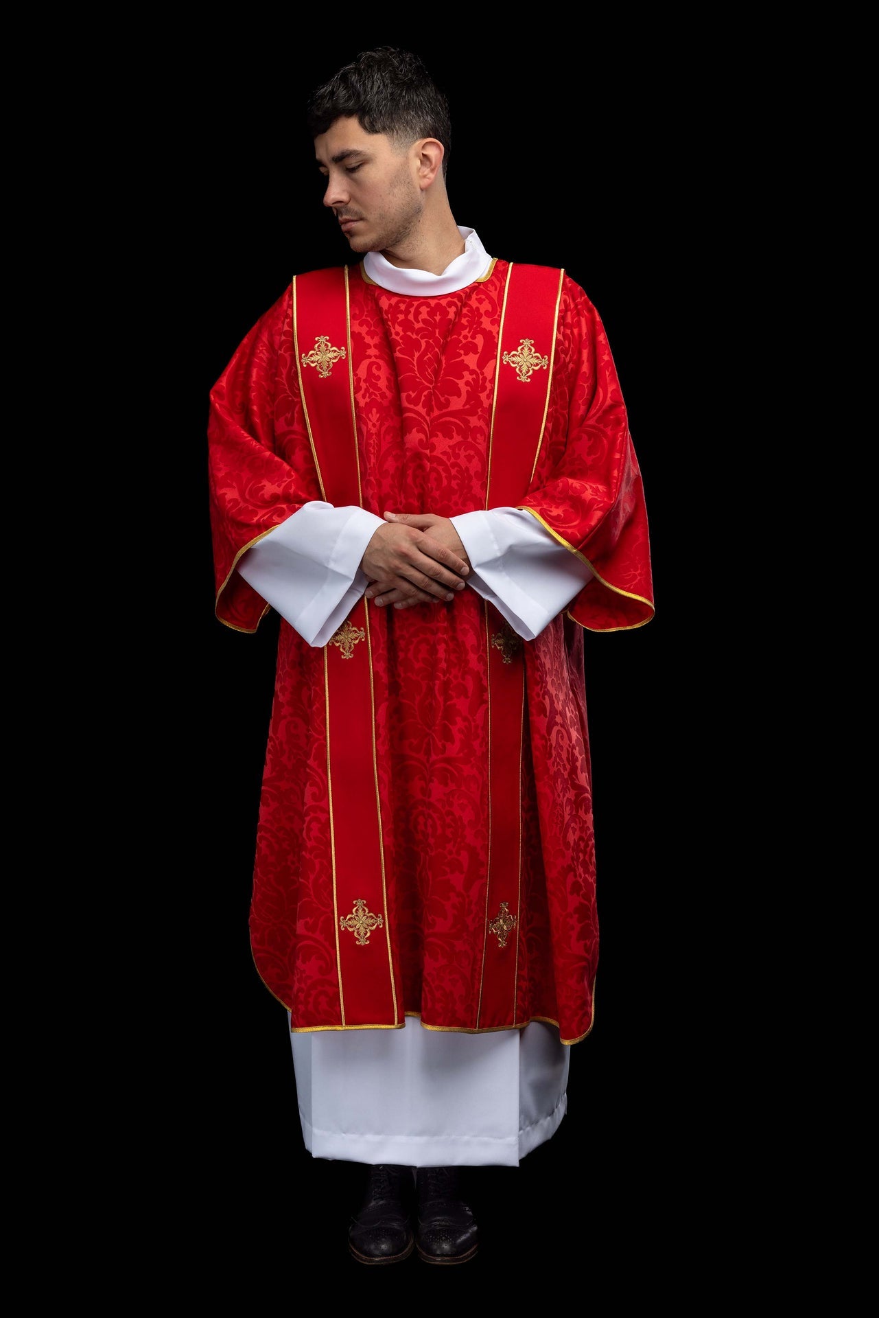 Dalmatyka z pasami i haftowanymi złotymi krzyżami na żakardzie czerwona - CHASUBLES.COM