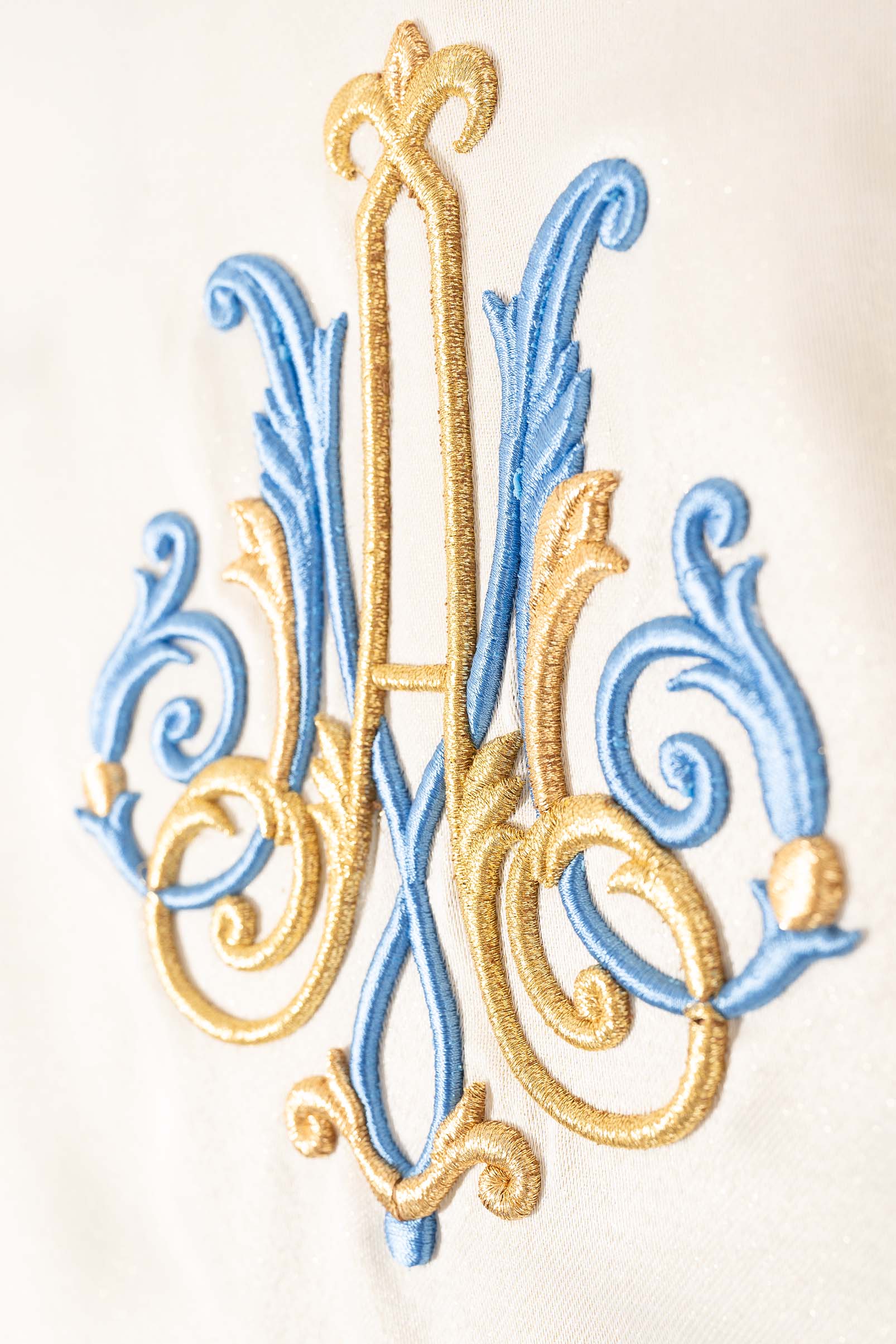 Embroidered ecru chasuble with Marian motif - CHASUBLES.COM