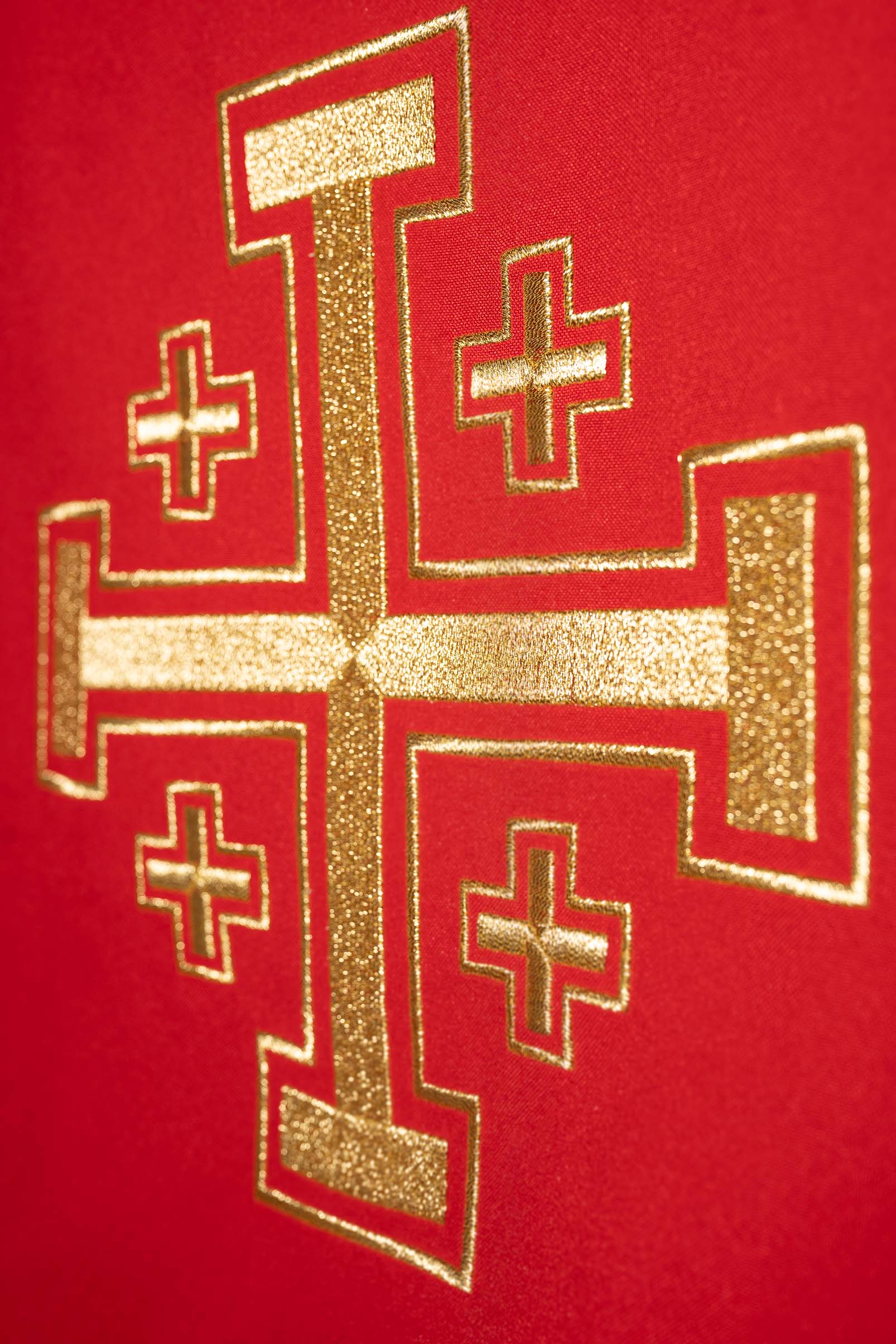 Red chasuble embroidered with a cross motif - CHASUBLES.COM
