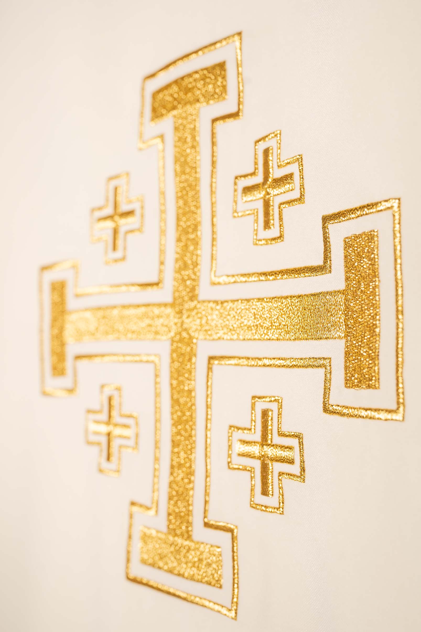 Ecru chasuble embroidered with a cross motif - CHASUBLES.COM