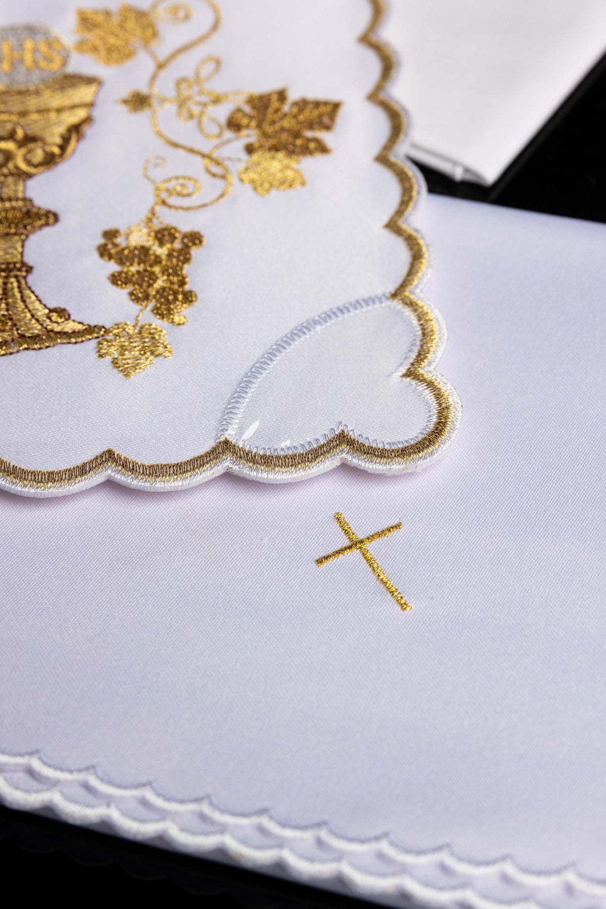 Embroidered chalice linens set with a chalice motif