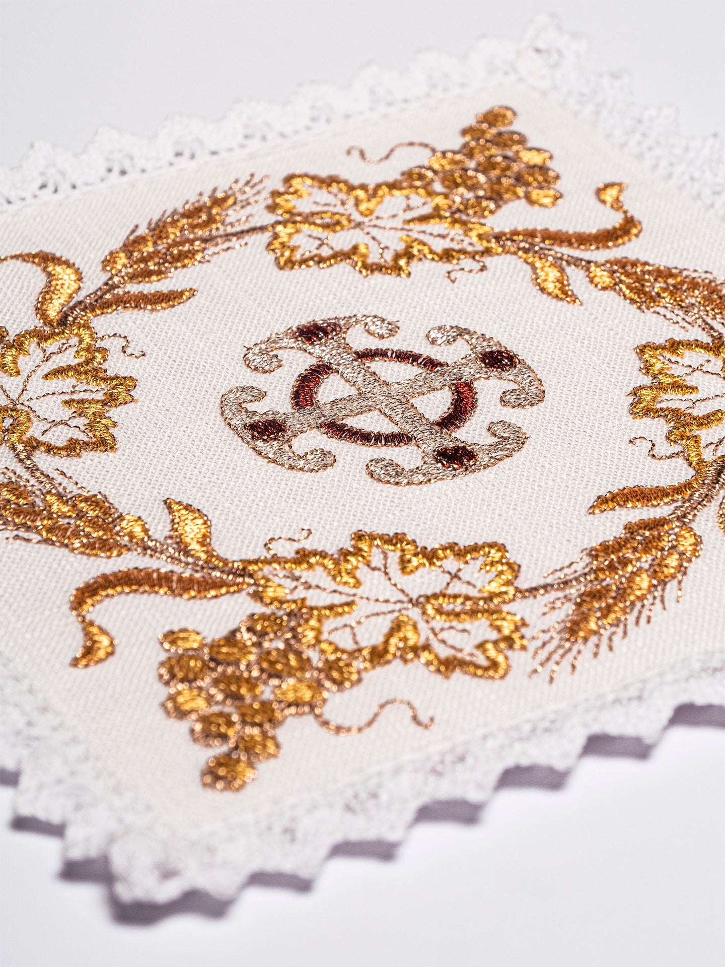 Chalice linens set with rich gold embroidery - CHASUBLES.COM