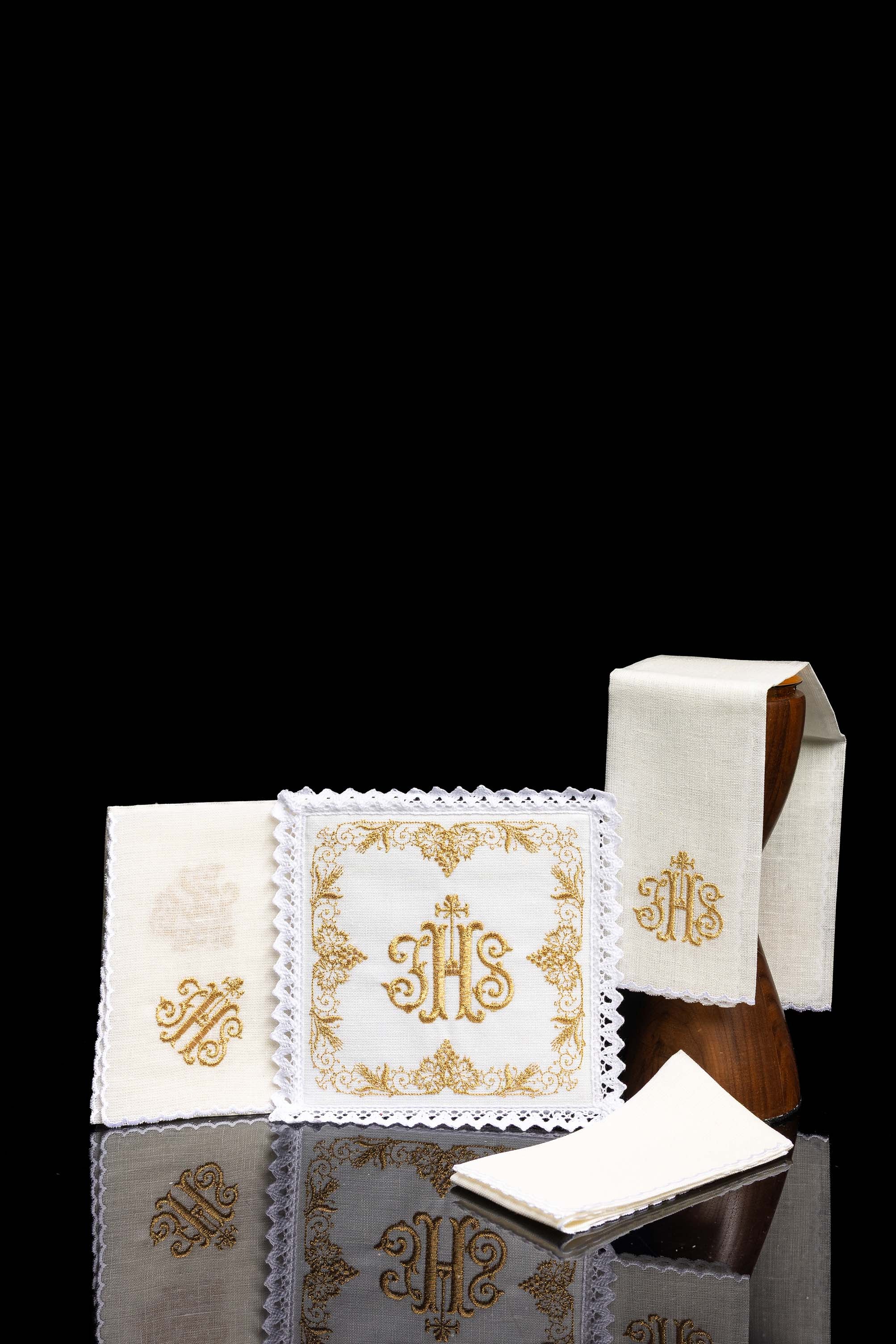 Richly decorated linen chalices set linen IHS - CHASUBLES.COM