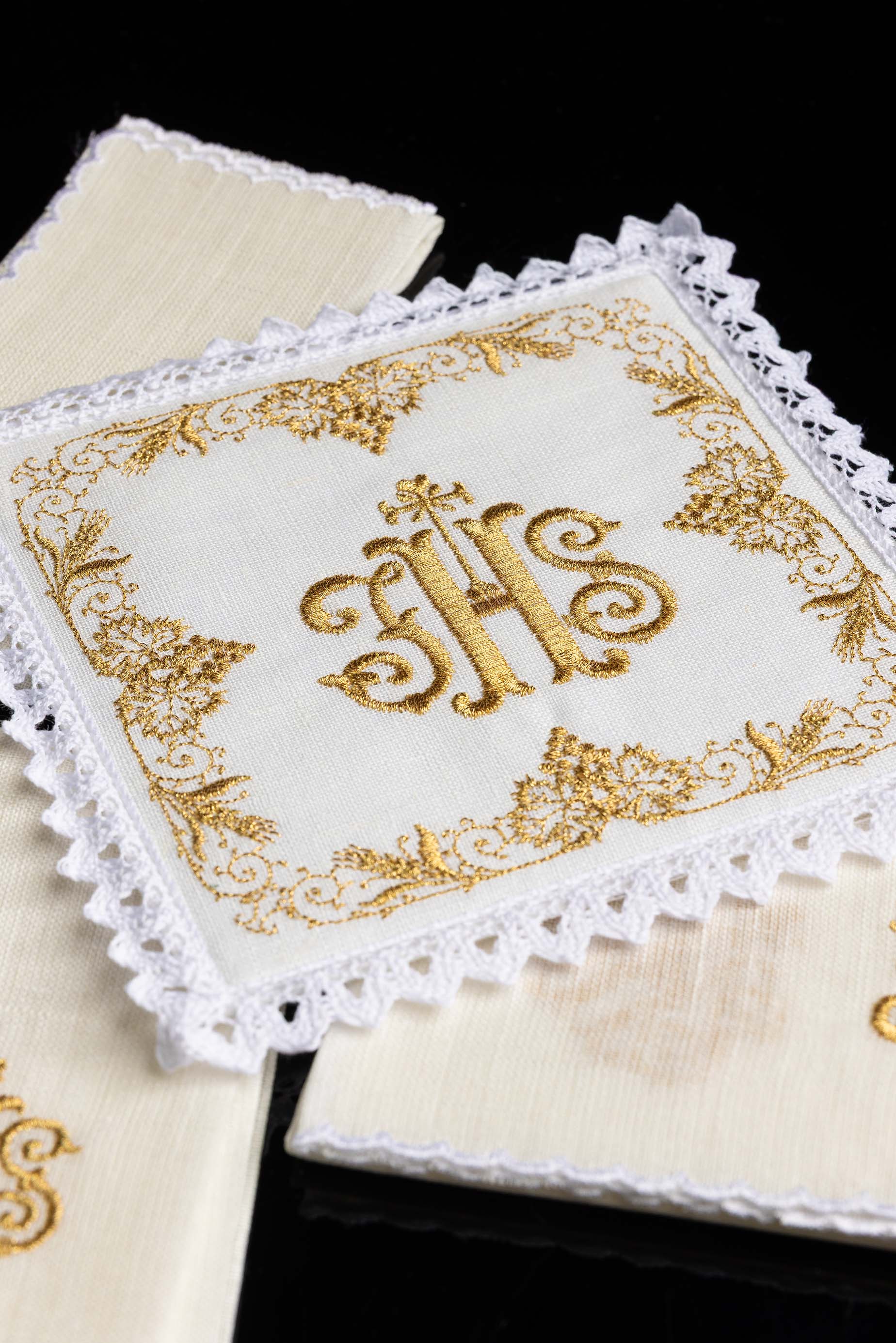 Richly decorated linen chalices set linen IHS - CHASUBLES.COM