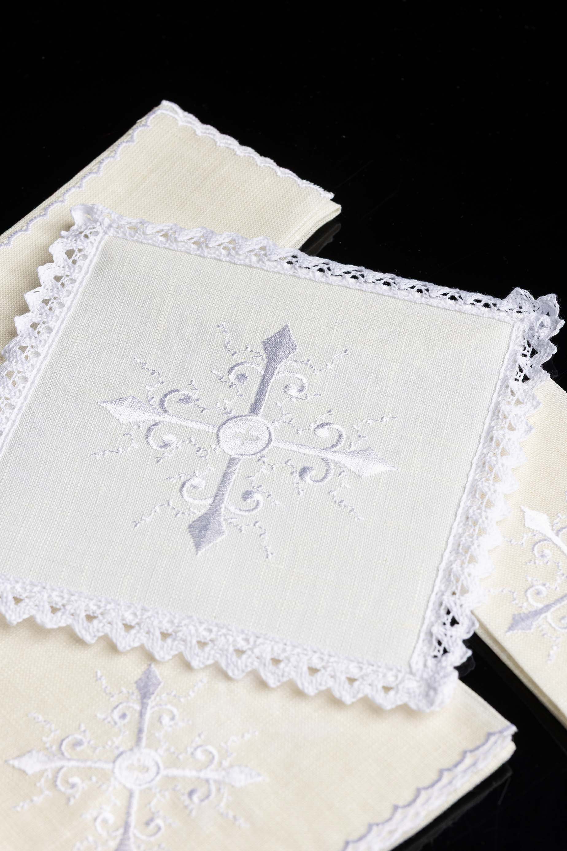 Chalice Linens with Subtle Cross Embroidery - CHASUBLES.COM