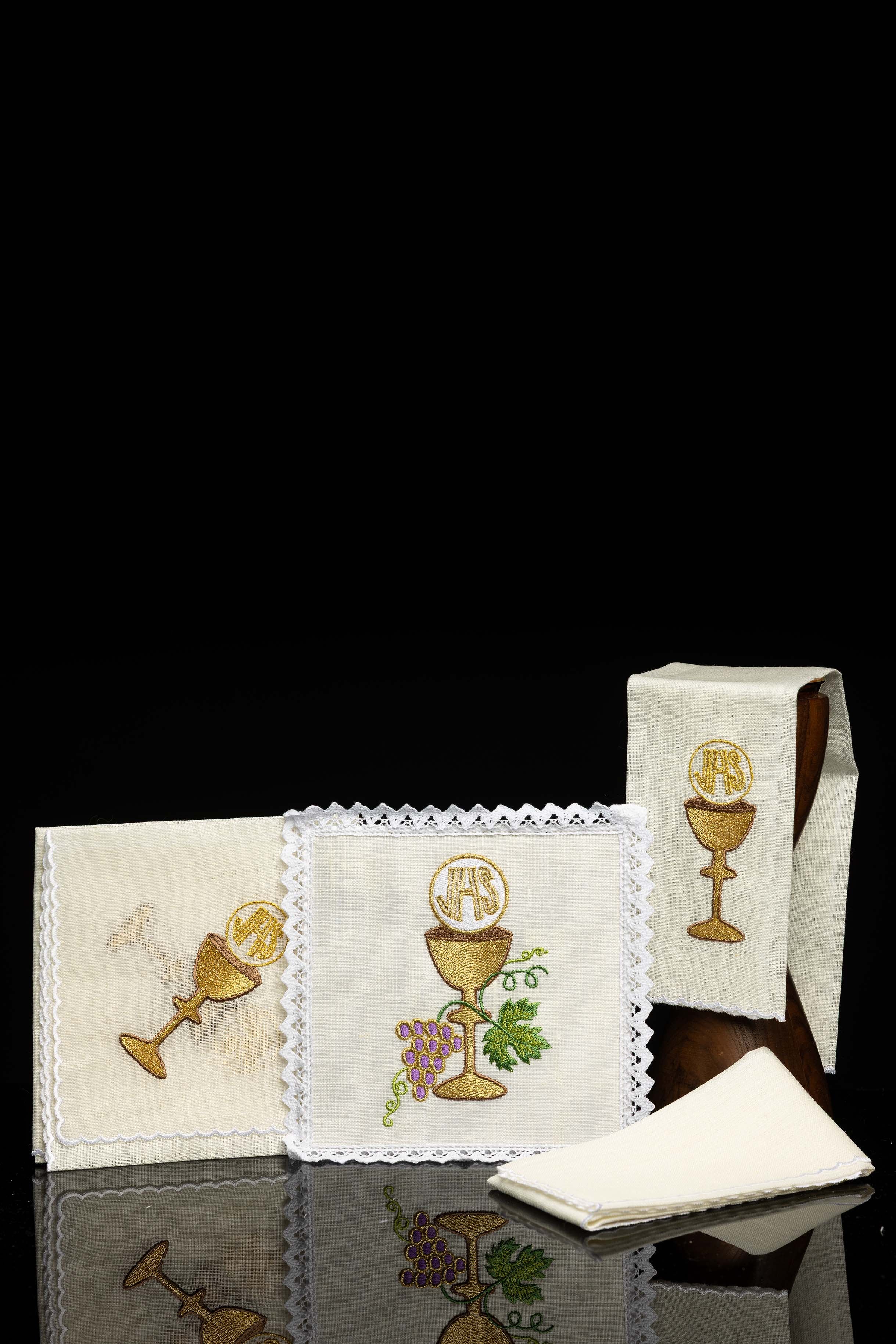 Chalice linen with embroidered chalice motif