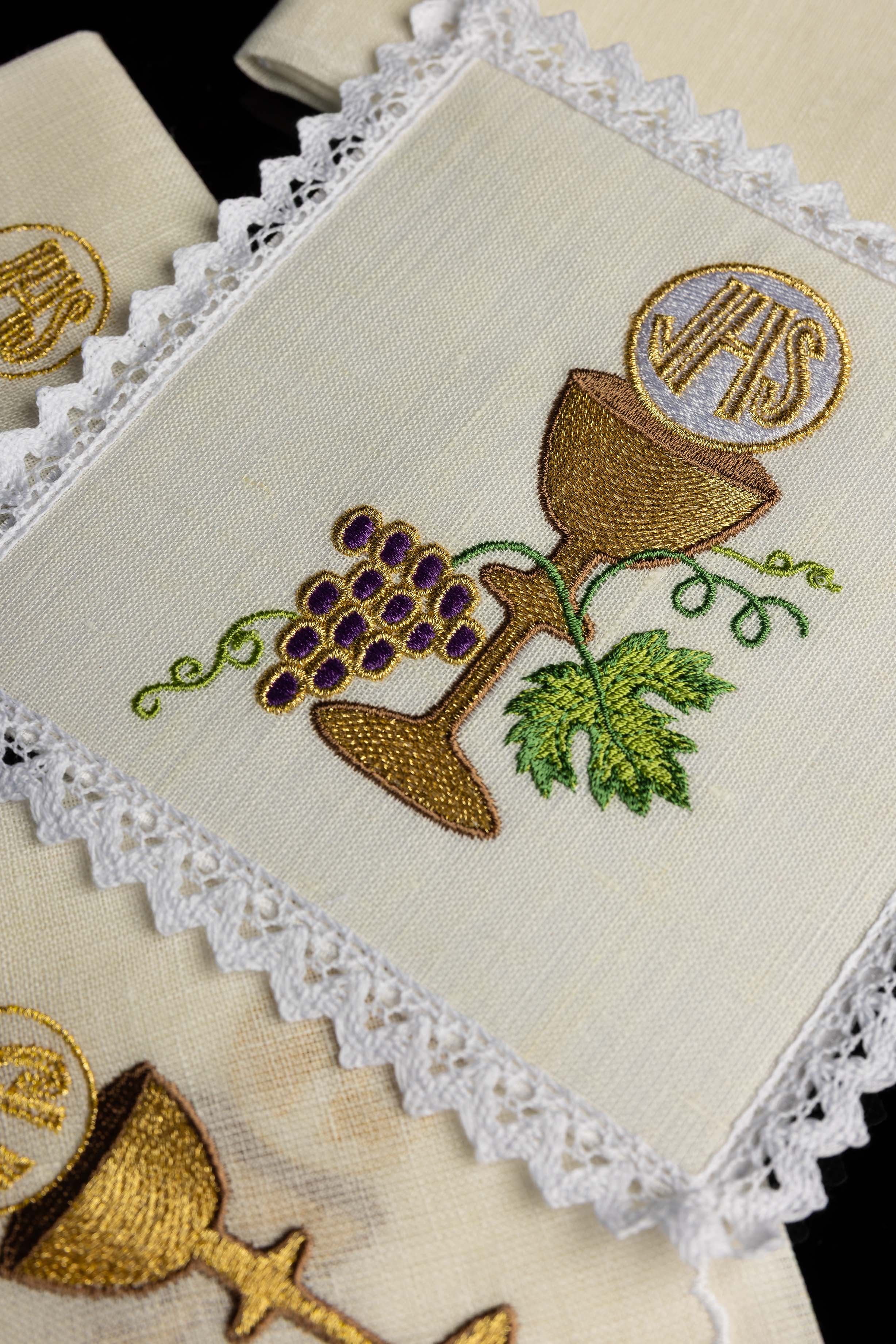 Chalice linen with embroidered chalice motif
