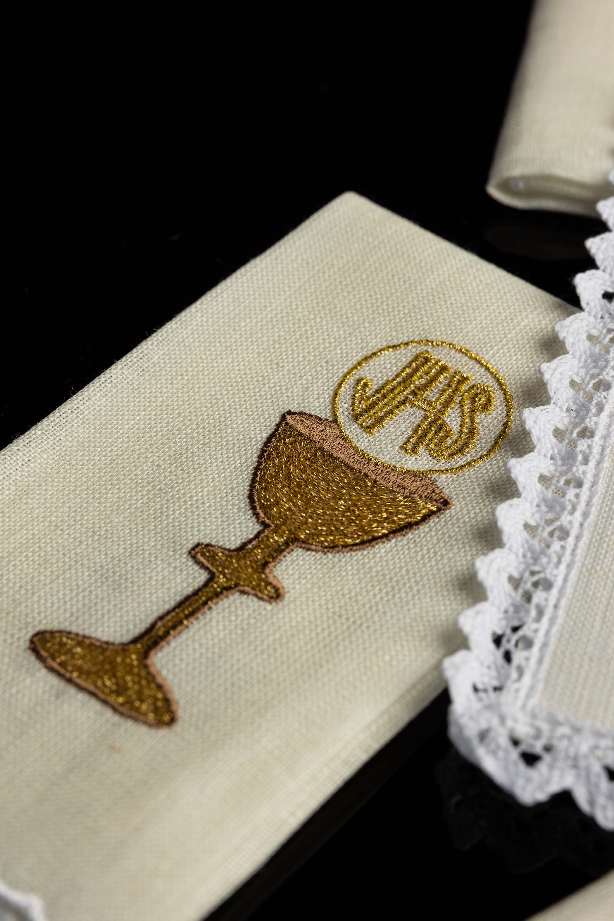 Chalice linen with embroidered chalice motif