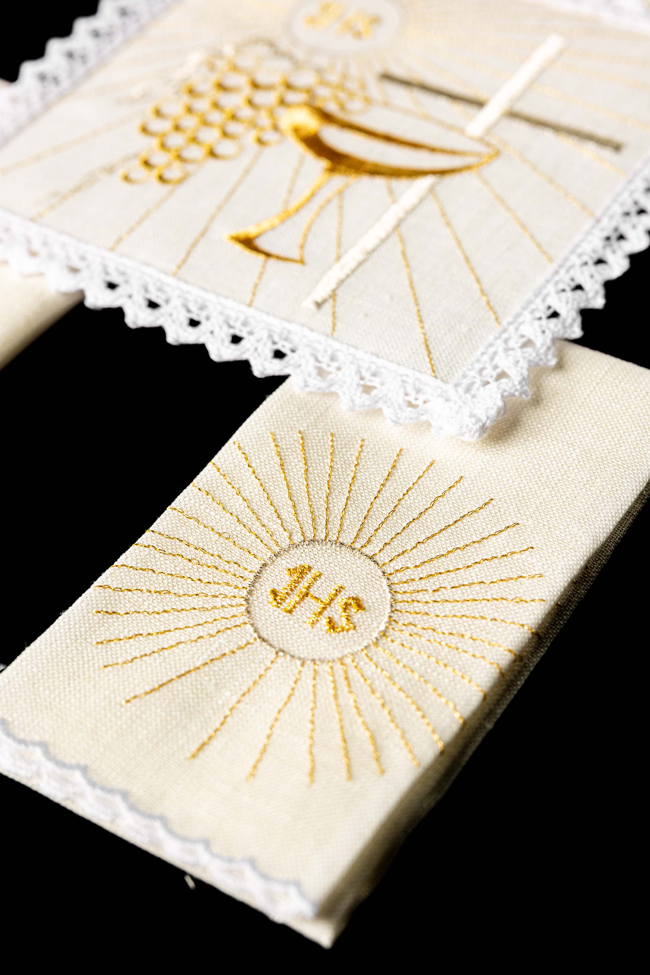 Embroidered altar linens set with Eucharistic motifs - CHASUBLES.COM