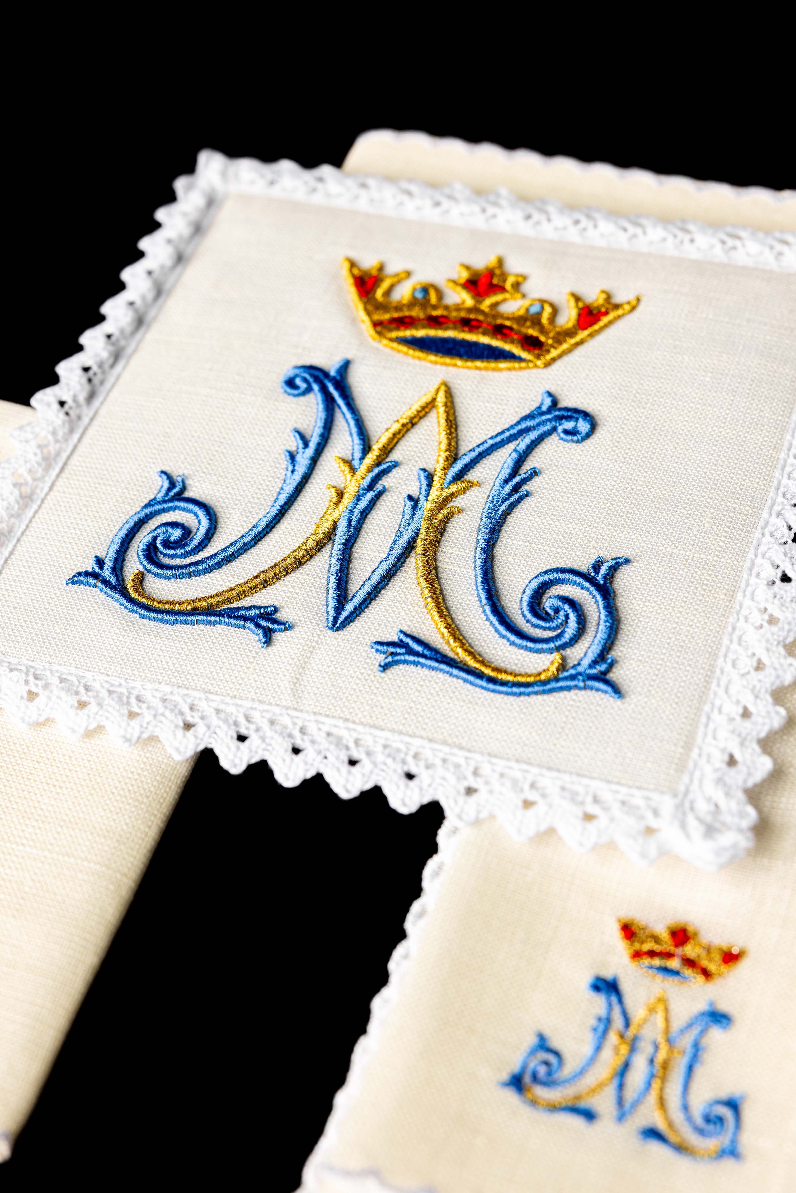 Mass linen set with classic Marian embroidery - CHASUBLES.COM