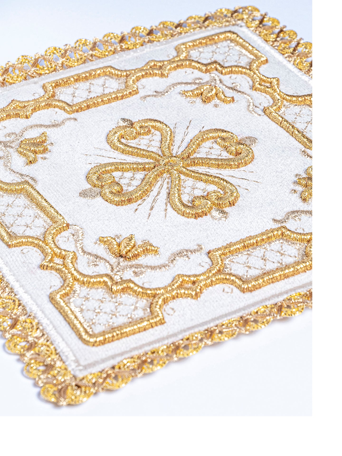 Embroidered ecru velvet chalice linens set - CHASUBLES.COM