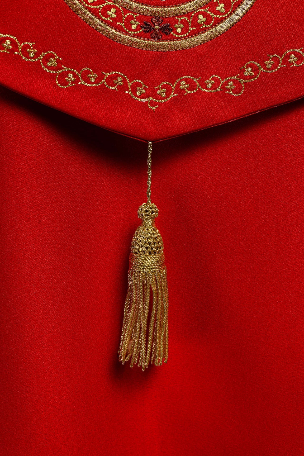 Kapa liturgiczna haftowana IHS w kolorze czerwonym - ORNATY.PL