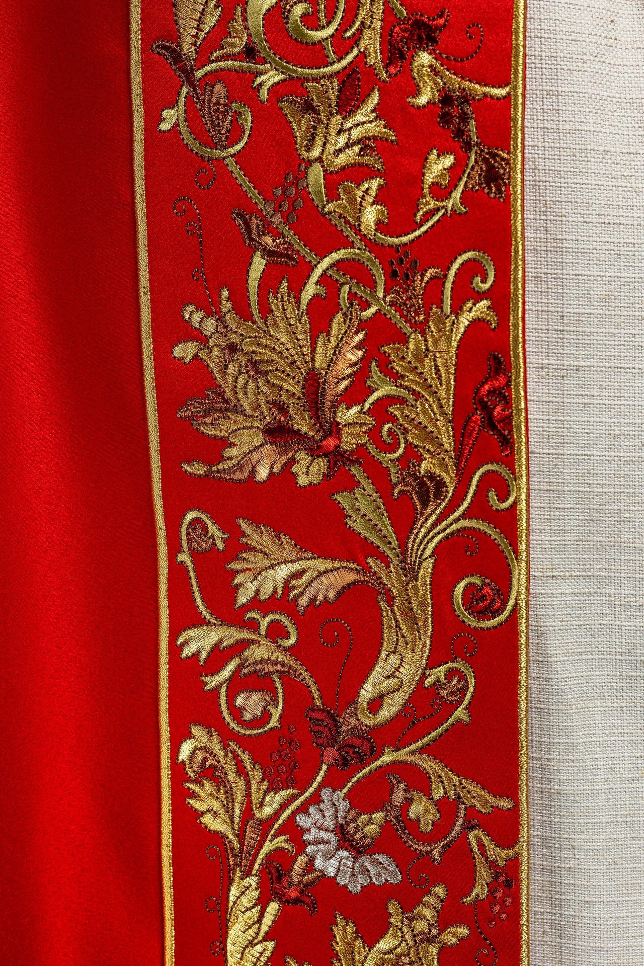 Kapa liturgiczna haftowana IHS w kolorze czerwonym - ORNATY.PL