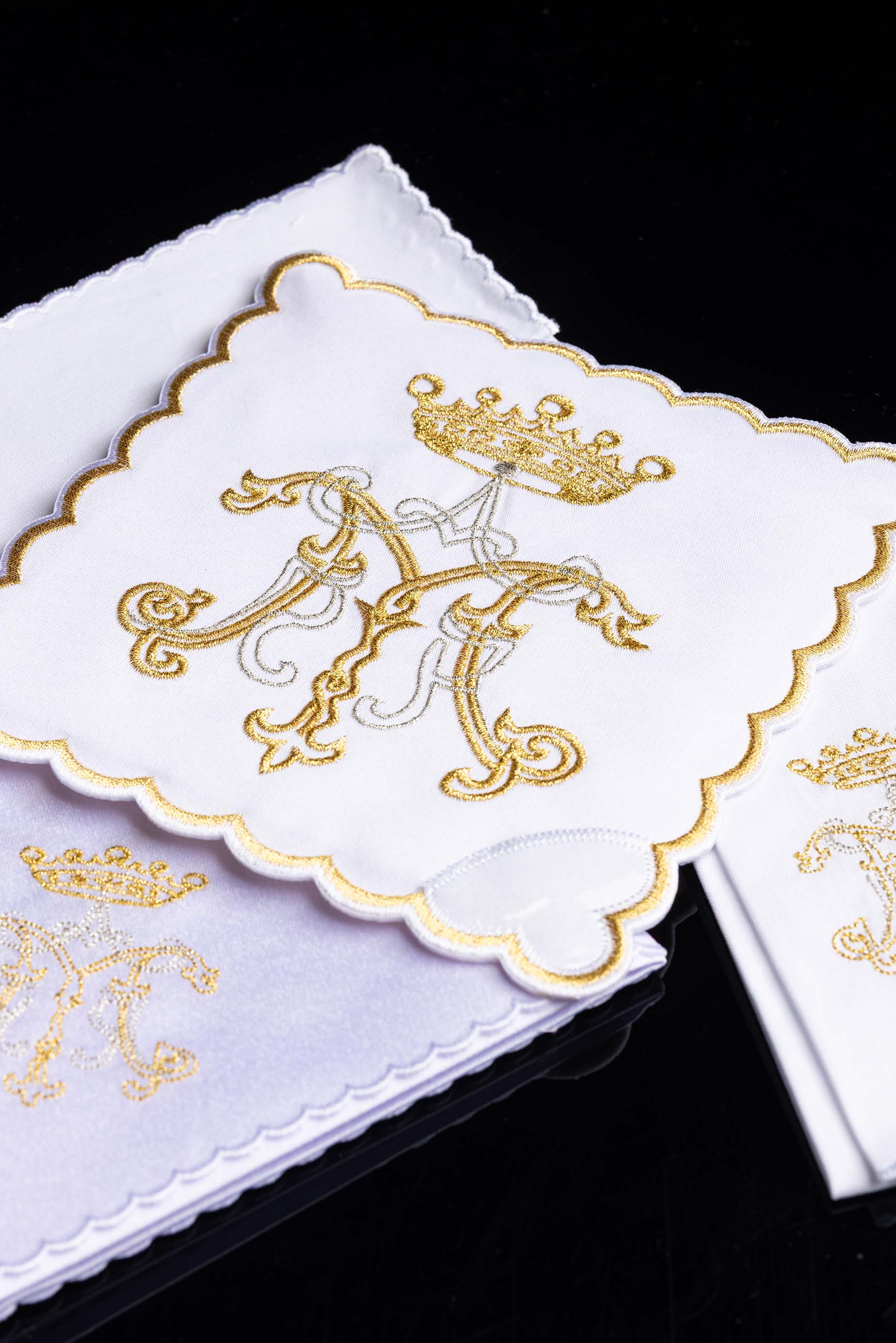 Chalice Linens with gold Marian symbol - CHASUBLES.COM