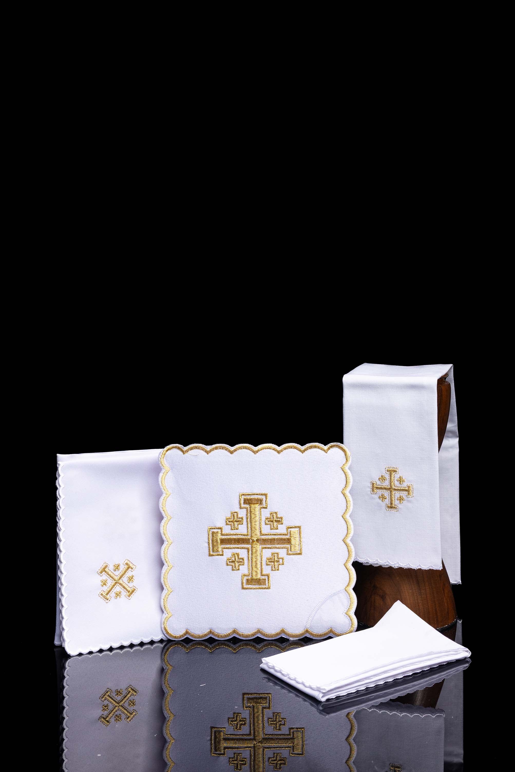 Mass linens with gold Jerusalem Cross embroidery - CHASUBLES.COM