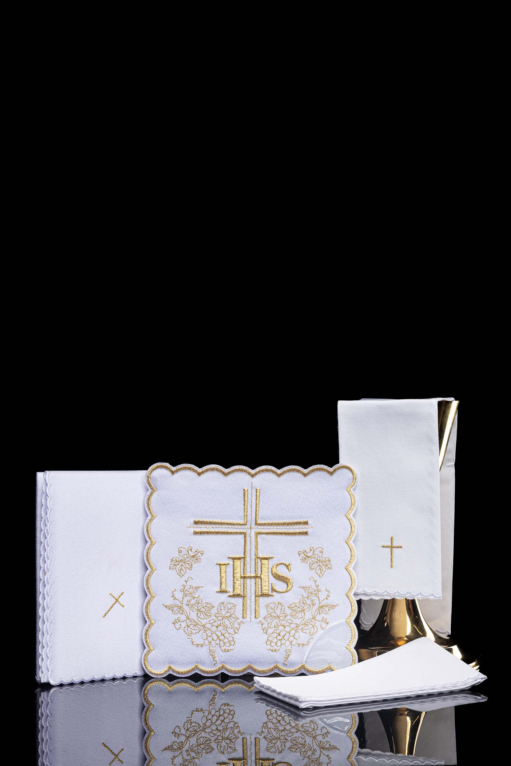 Chalice linens set made from cotton with gold cross and heart embroidery - CHASUBLES.COM