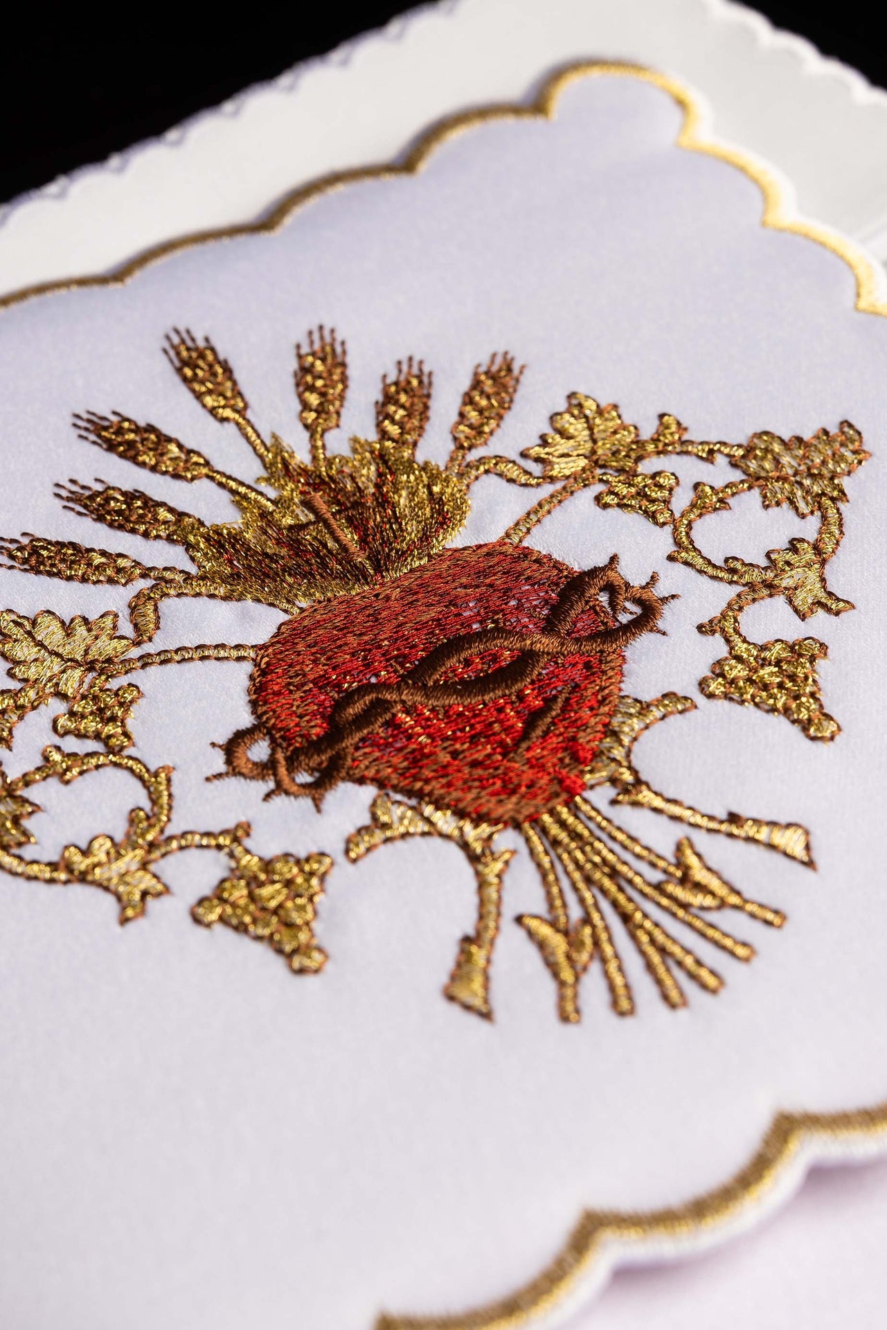 Bielizna kielichowa haftowana z Sercem Pana Jezusa - ORNATY.PL