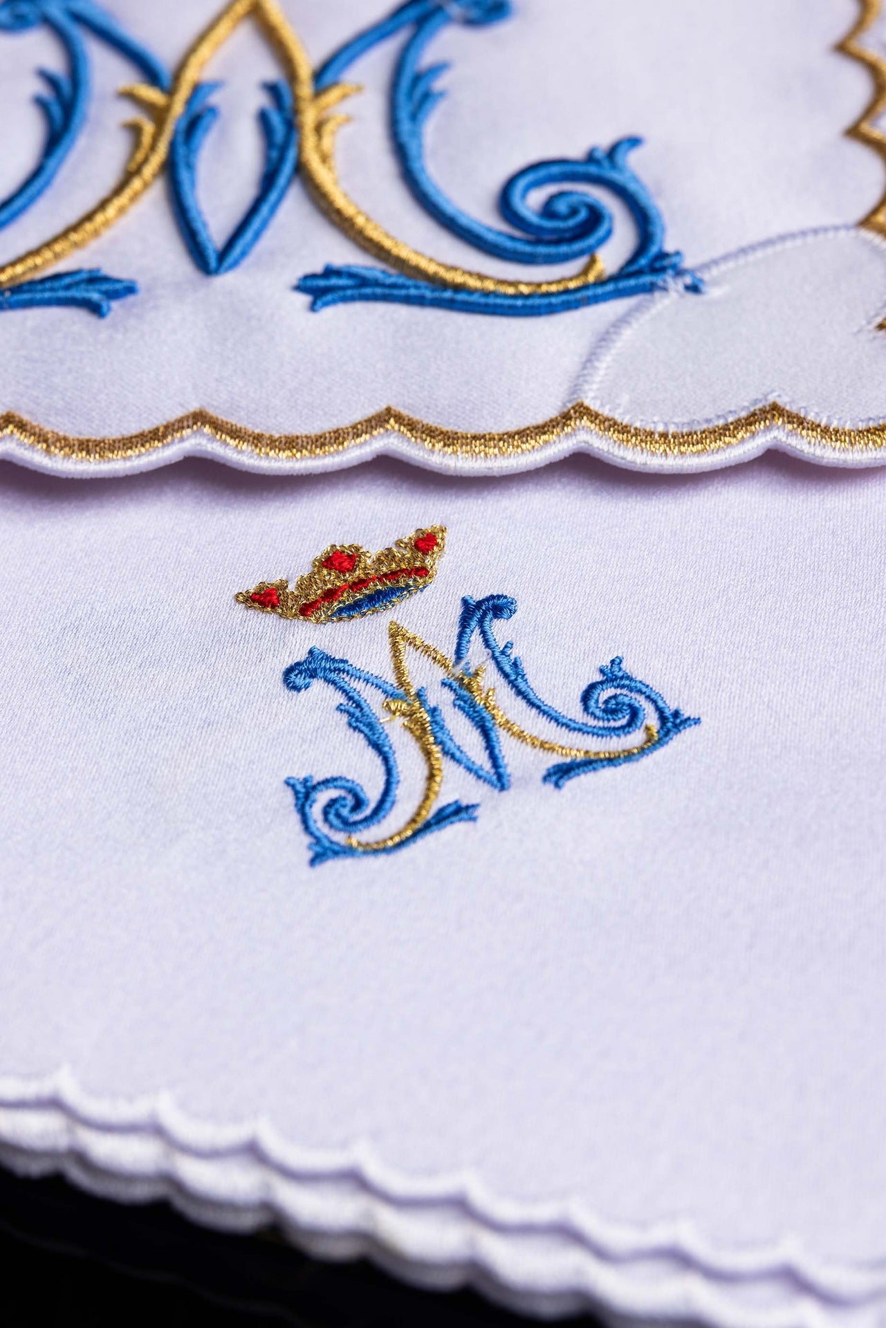 Bielizna kielichowa haftowana z Motywem Maryjnym - ORNATY.PL