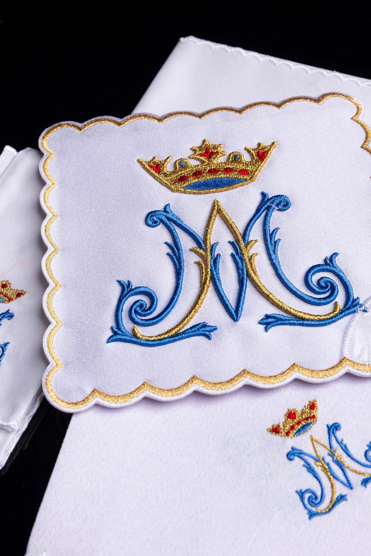 Bielizna kielichowa haftowana z Motywem Maryjnym - ORNATY.PL