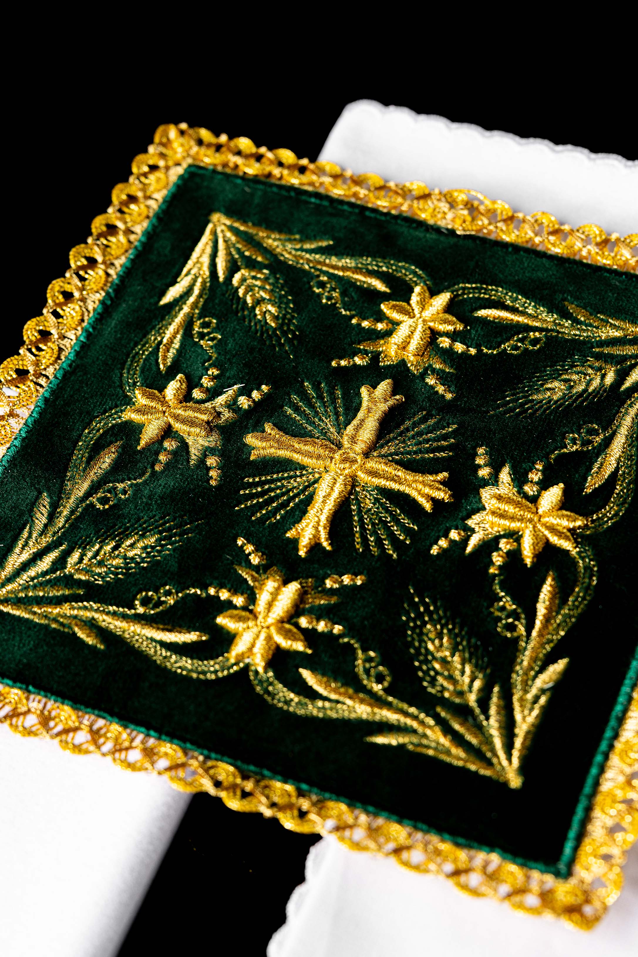 Embroidered Chalice Linens Green velvet texture - CHASUBLES.COM