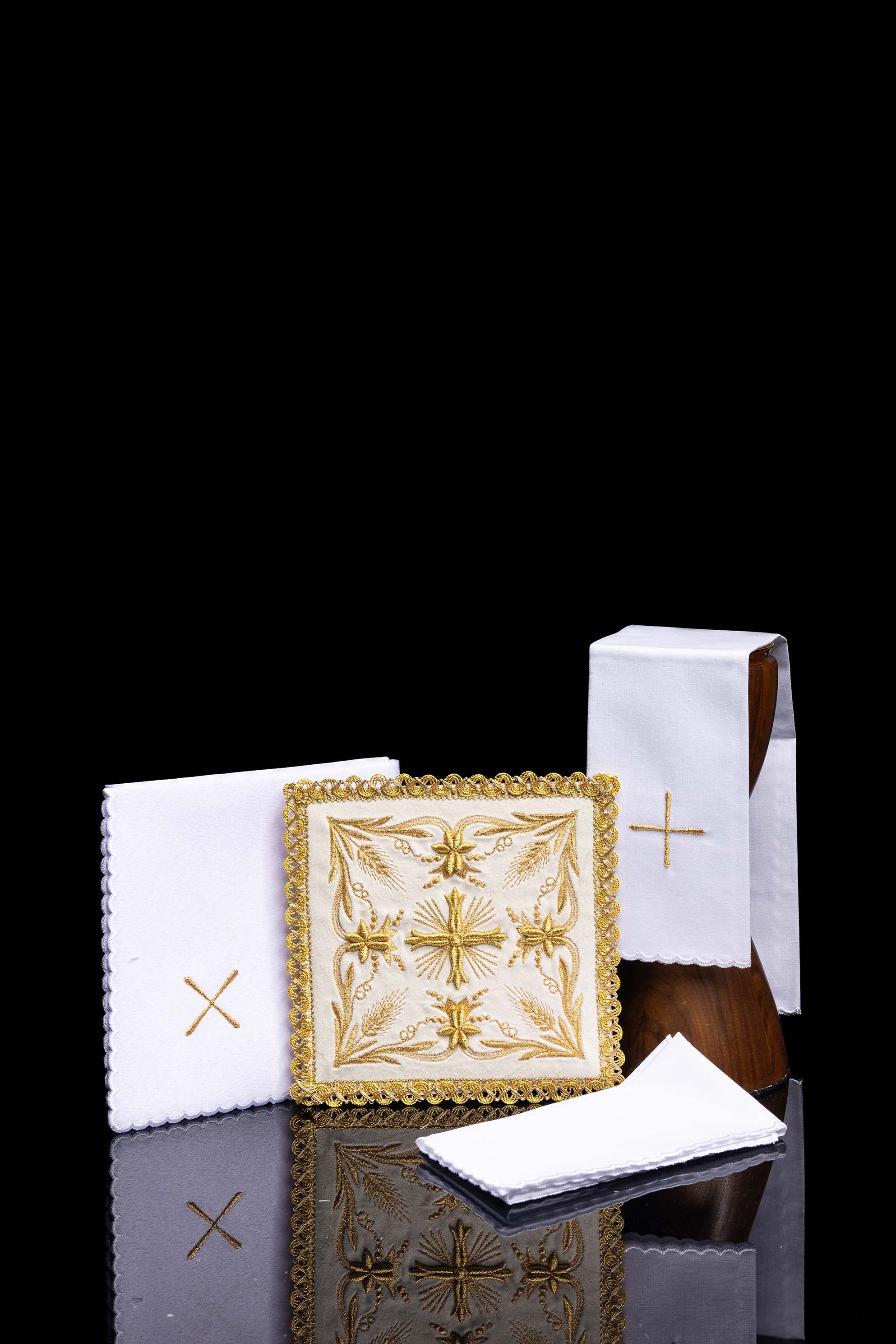 Chalice Linens set made of ecru velvet with gold cross - CHASUBLES.COM