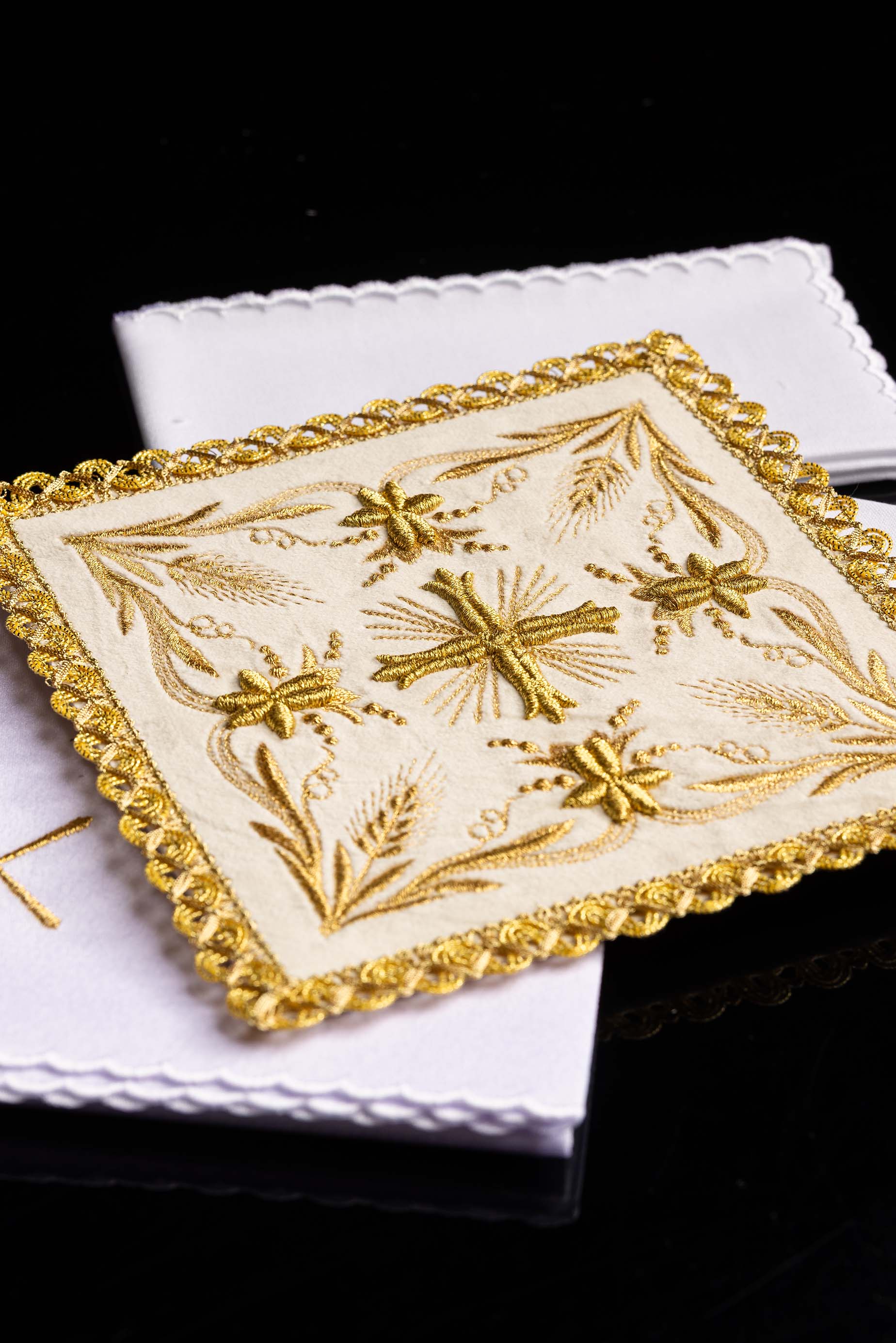 Chalice Linens set made of ecru velvet with gold cross - CHASUBLES.COM