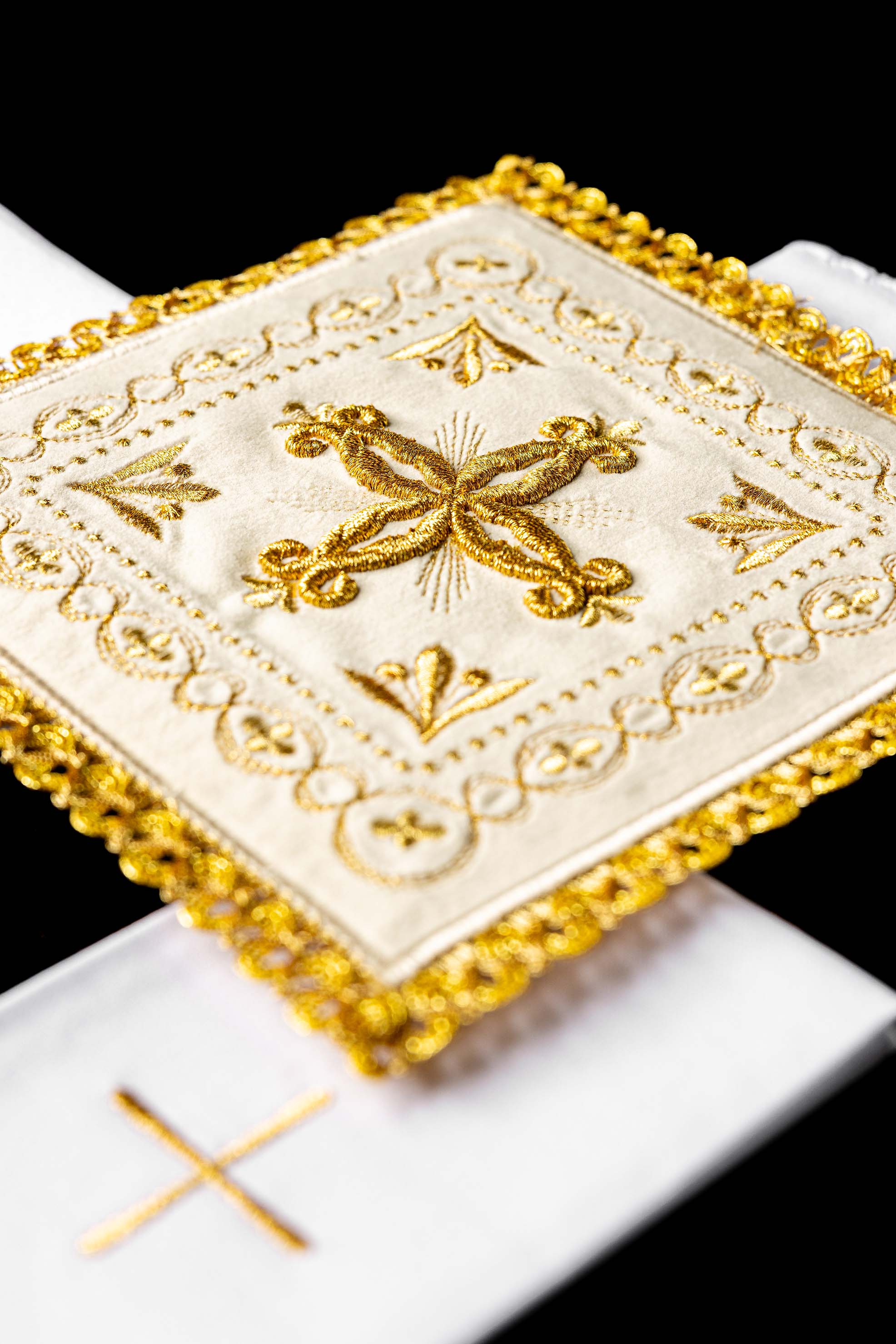 Chalice linens made of velvet in ecru with cross embroidery - CHASUBLES.COM
