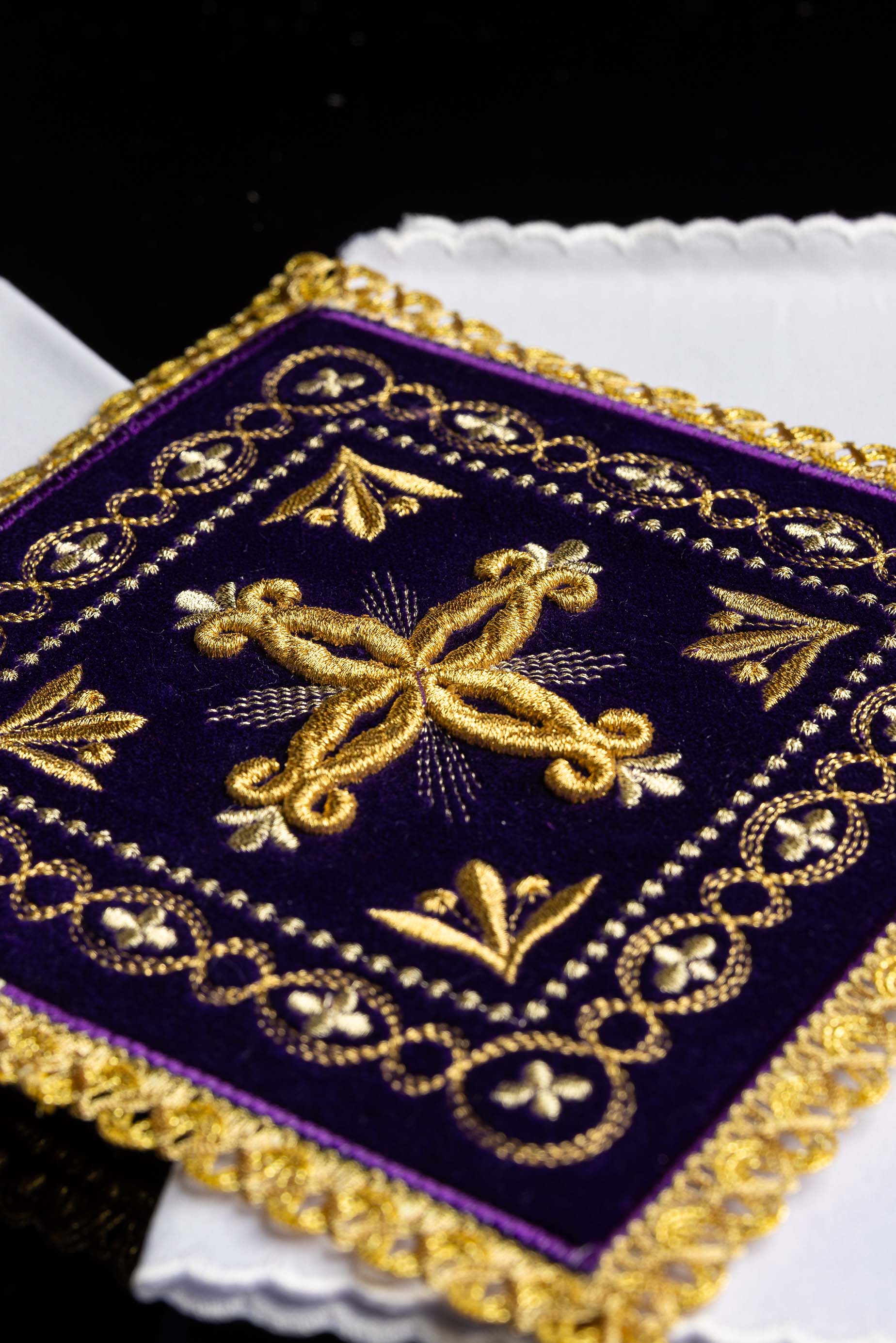 Chalice linens set made of purple velvet with golden cross - CHASUBLES.COM