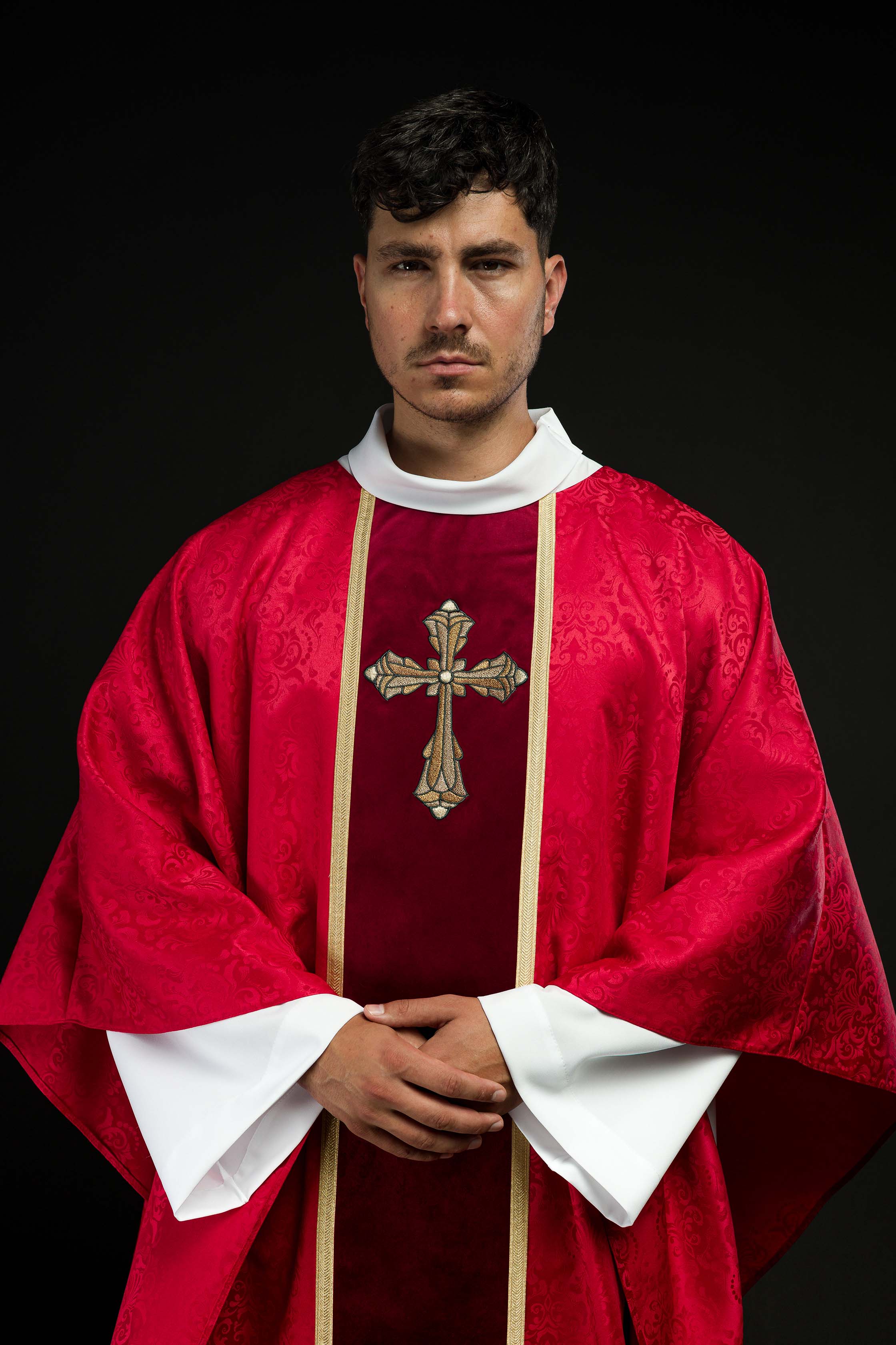 Red liturgical chasuble with stole and cross embroidery on jacquard fabric