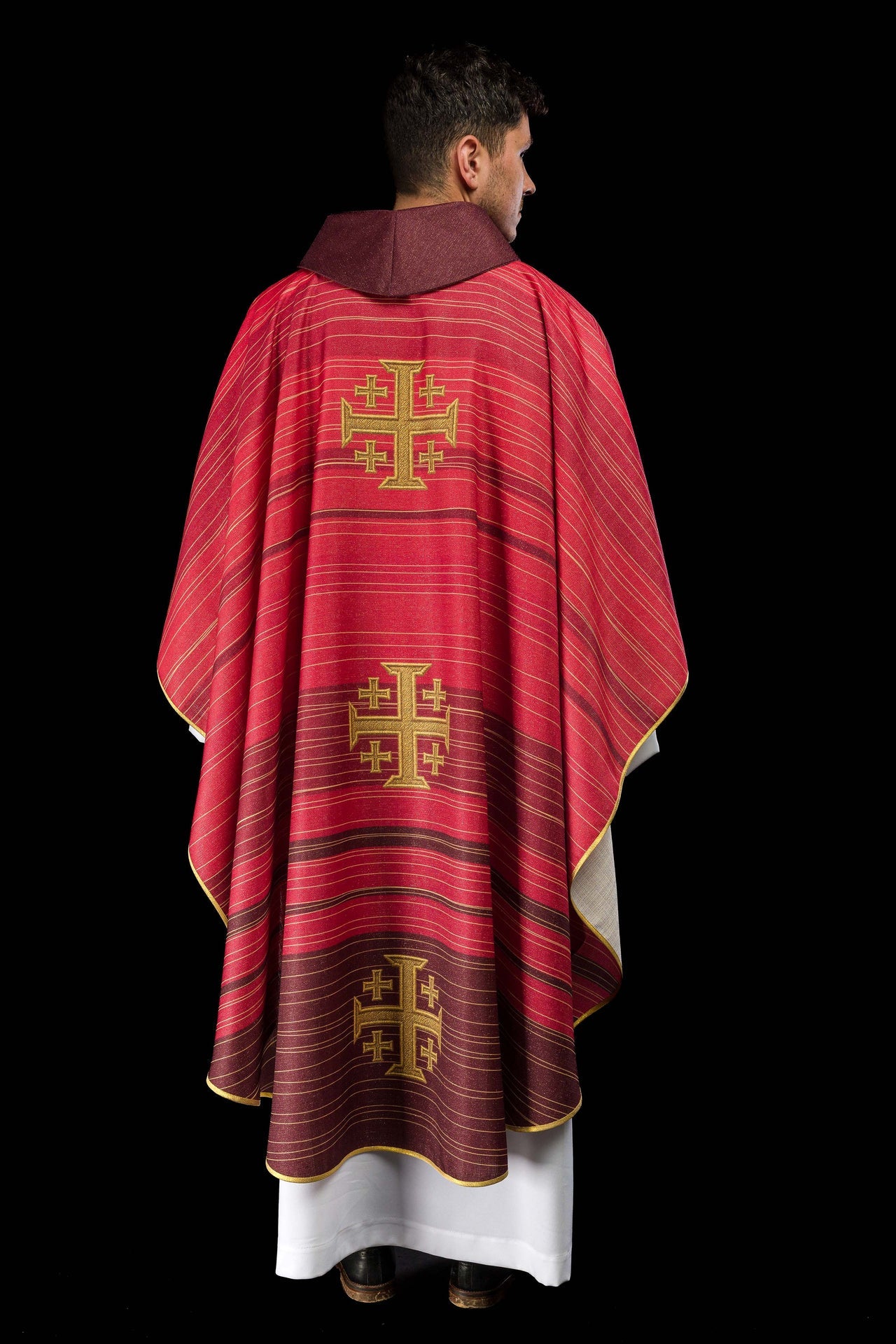 Ornat drukowany z Krzyżem Jerozolimskim czerwony - CHASUBLES.COM