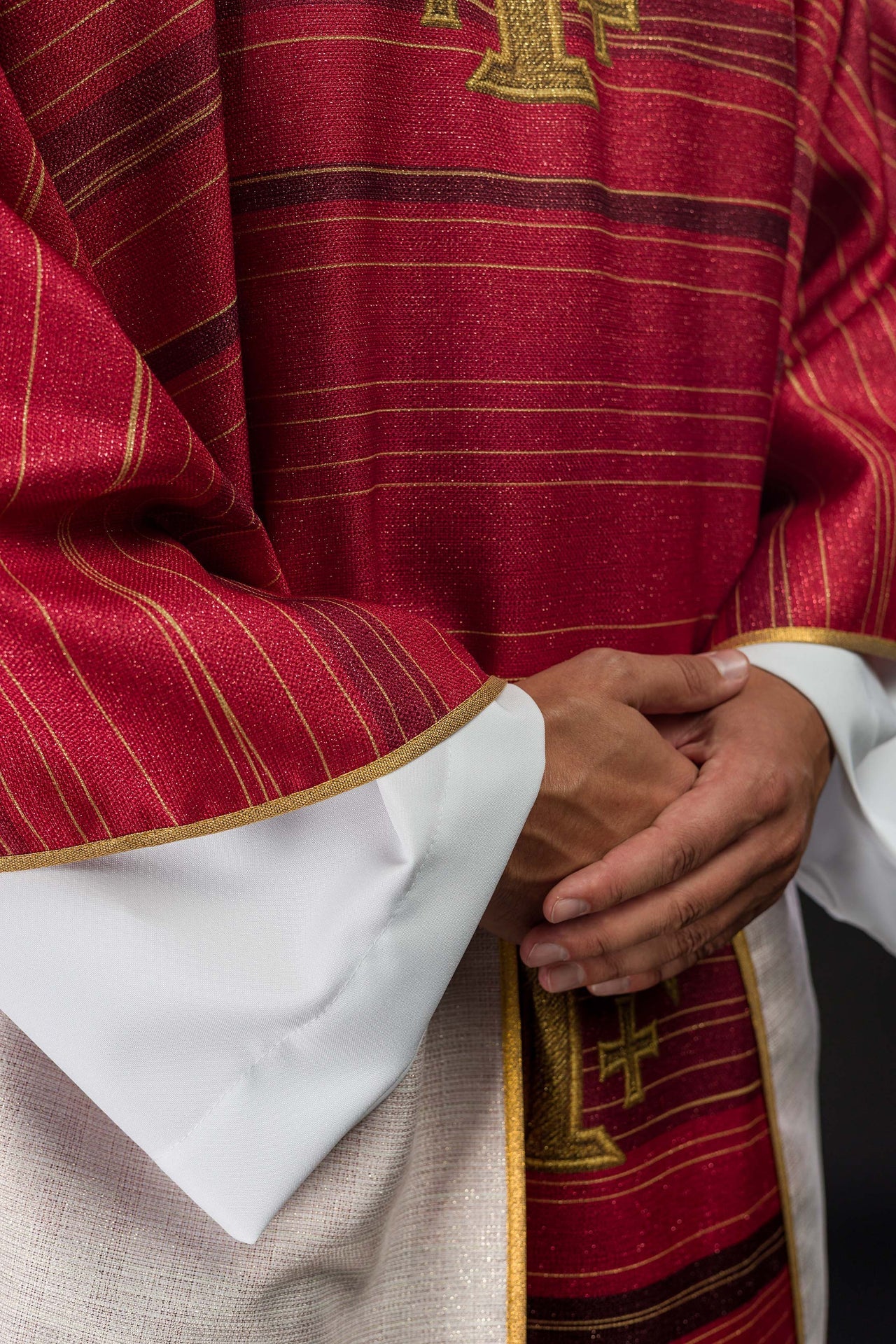 Ornat drukowany z Krzyżem Jerozolimskim czerwony - CHASUBLES.COM