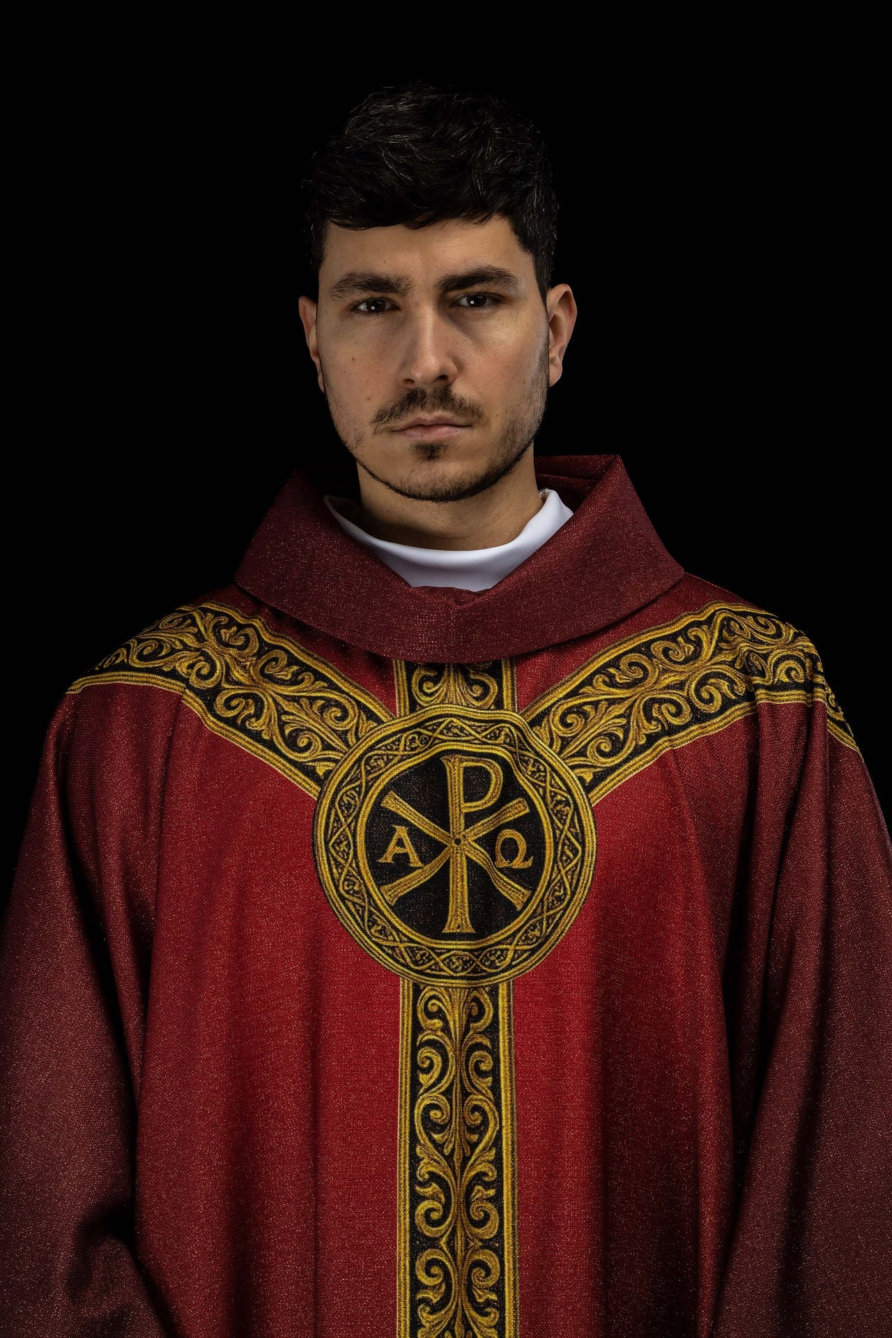 Ornat drukowany Pax czerwony z bogatym złotym zdobieniem - ORNATY.PL