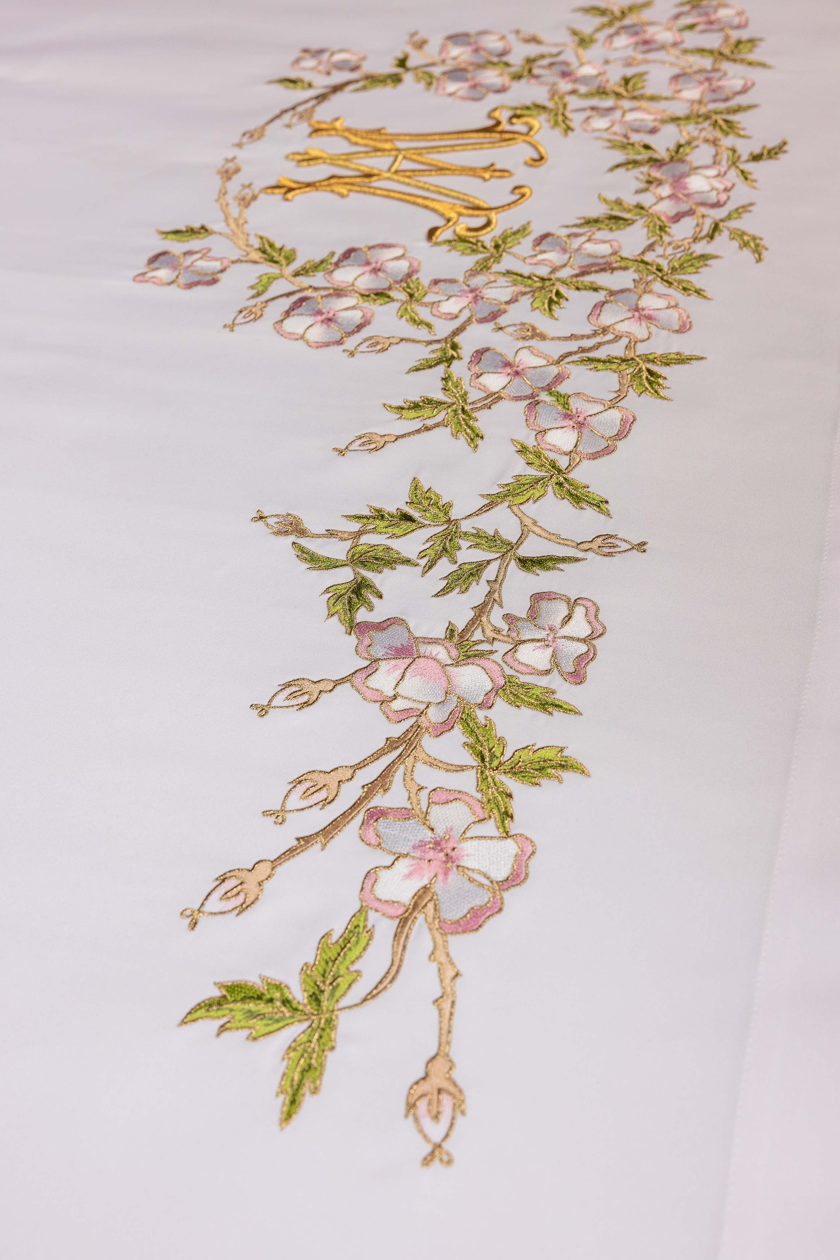 Altar tablecloth with Marian design