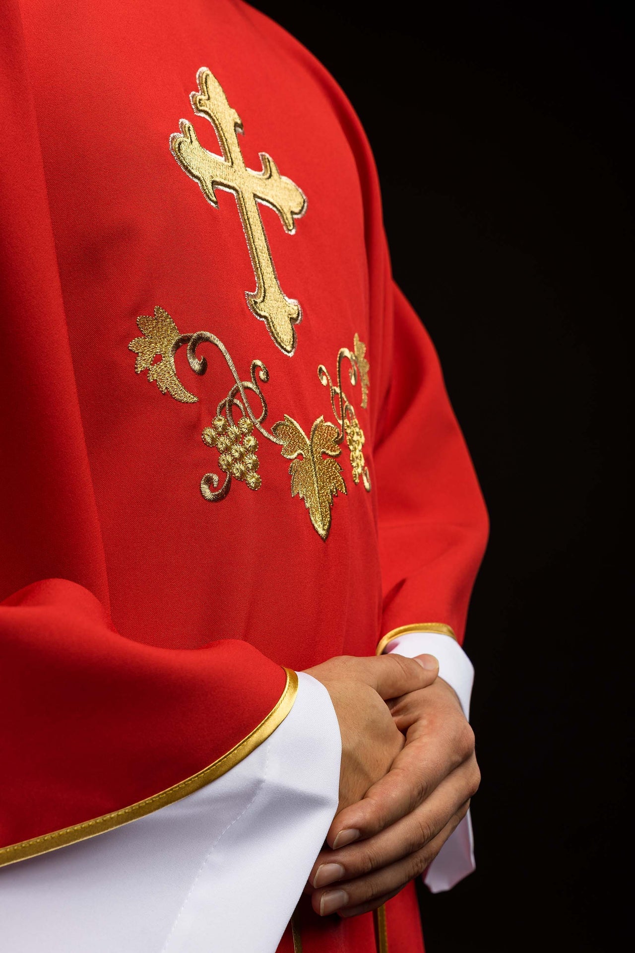 Embroidered chasuble with cross symbol and wide collar red