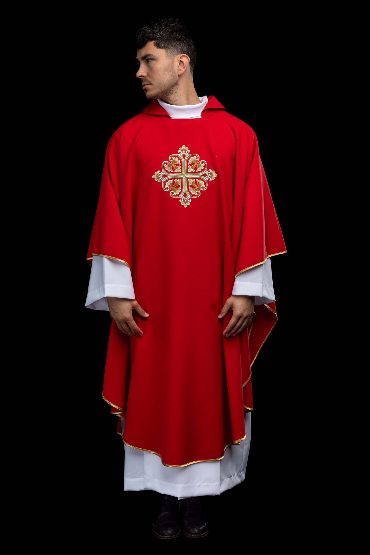 Ornat haftowany z ozdobionym krzyżem i szerokim kołnierzem czerwony - CHASUBLES.COM