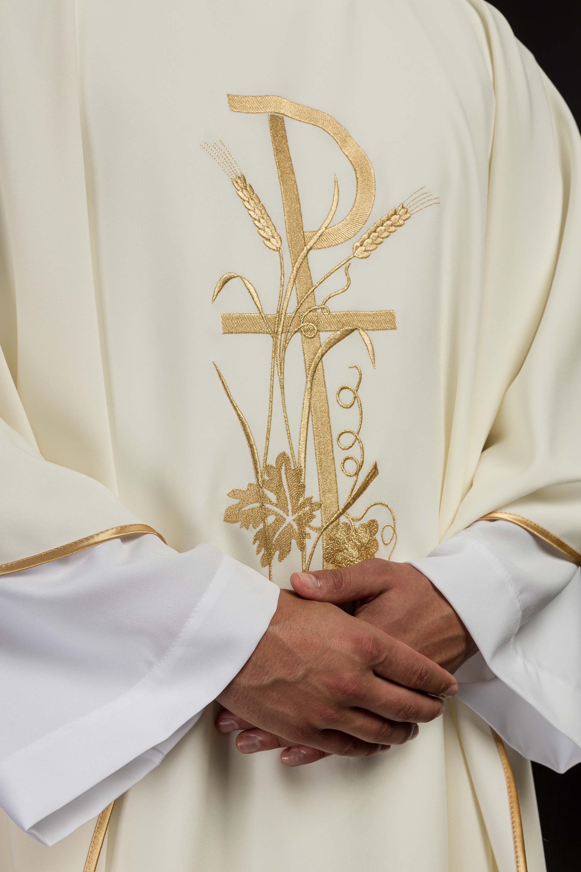 Chasuble embroidered in ecru - CHASUBLES.COM