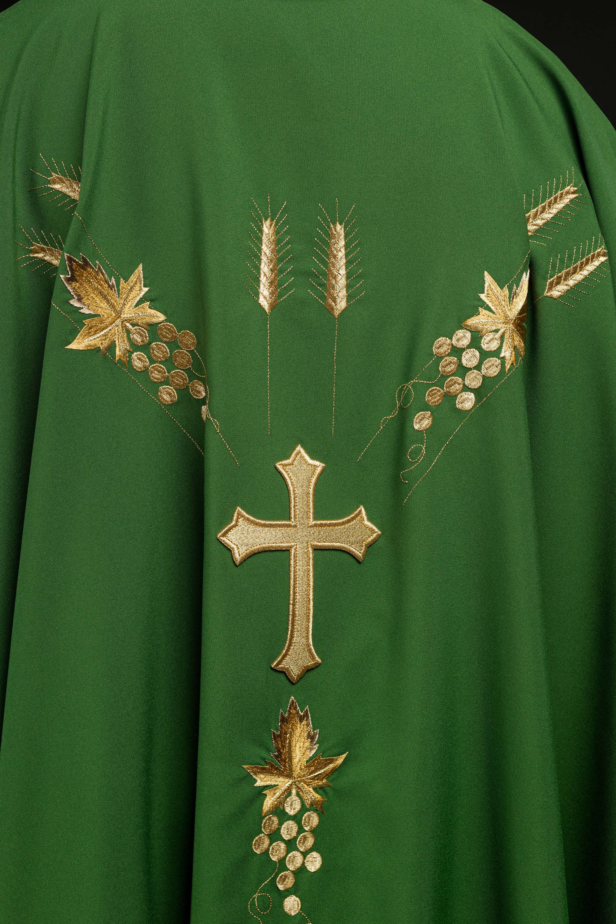 Chasuble embroidered with IHS and grape symbols in green - CHASUBLES.COM