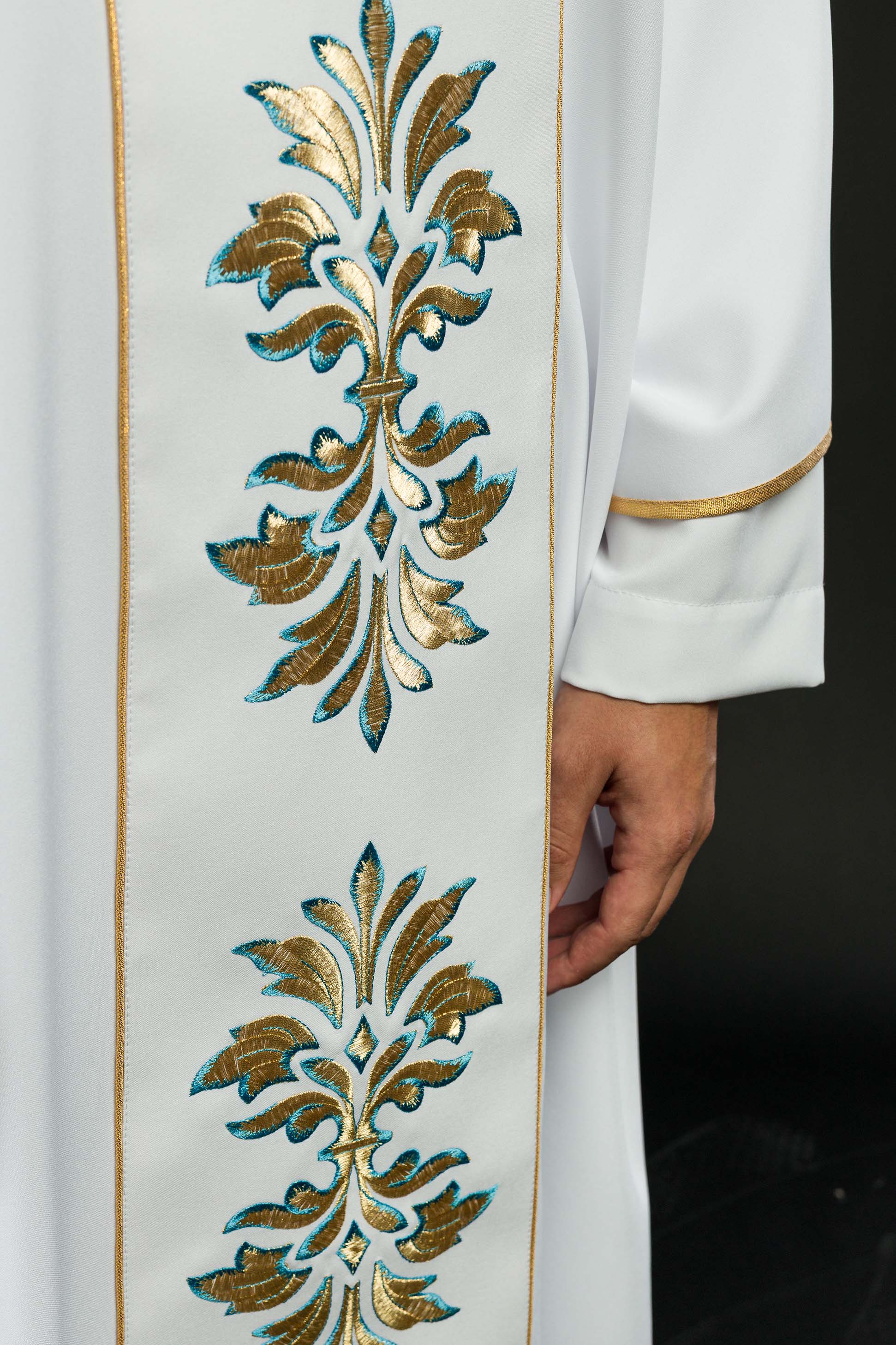 Chasuble embroidered with Mary motif in White