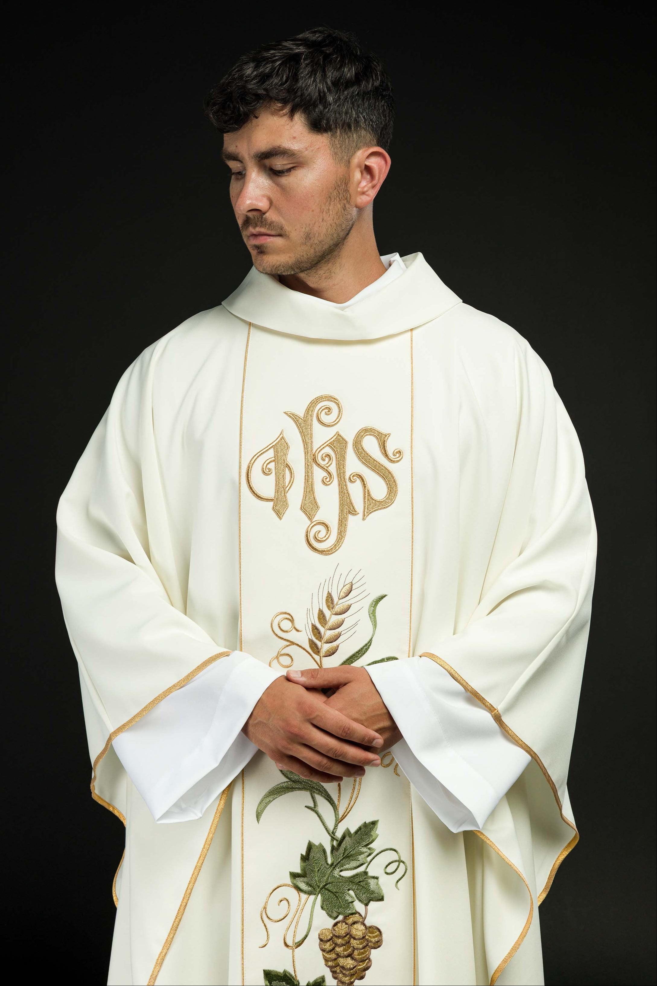 Ecru chasuble with IHS and grapes embroidery - CHASUBLES.COM