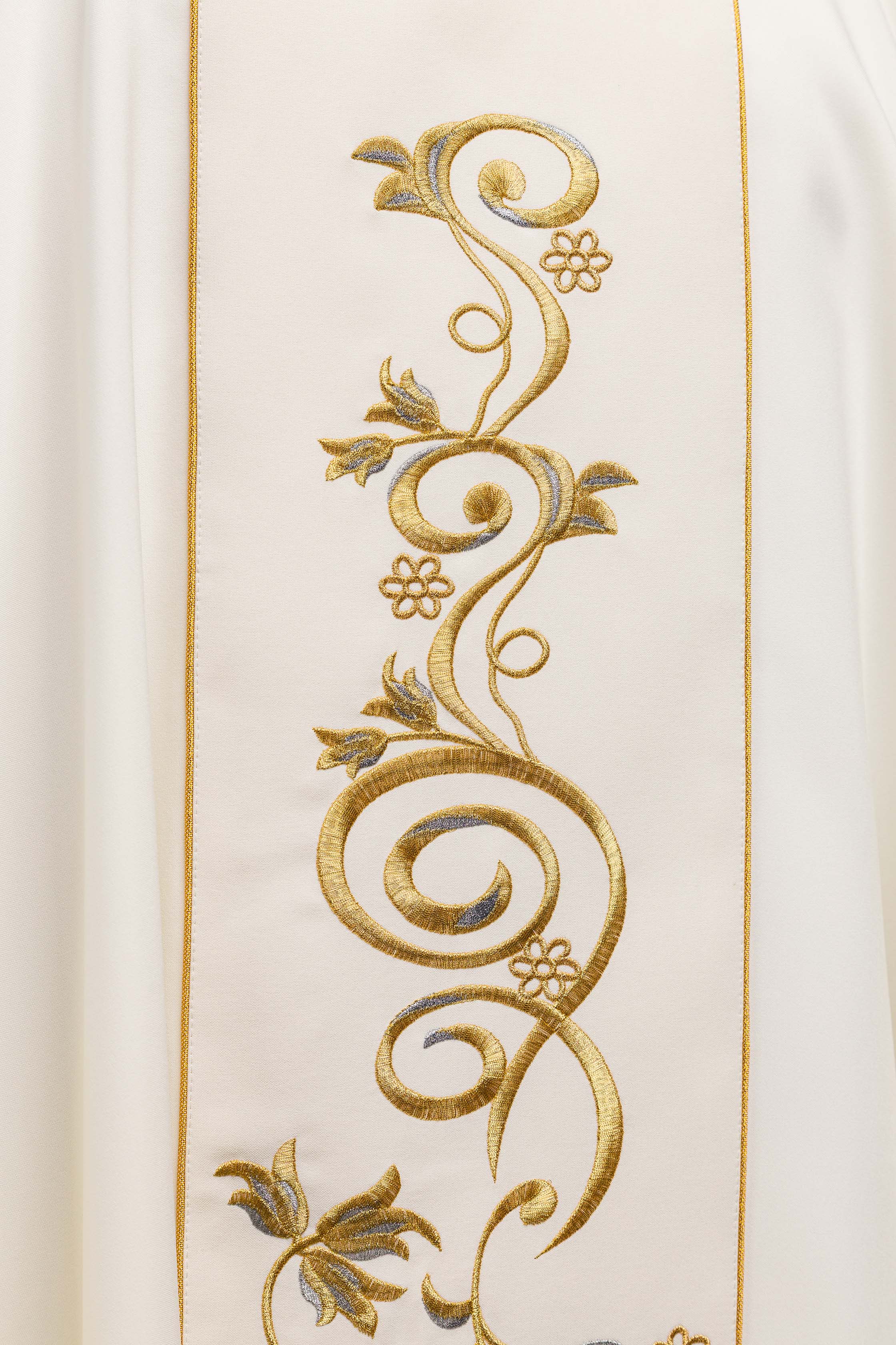 Chasuble richly embroidered with an image of the Holy Family in ecru