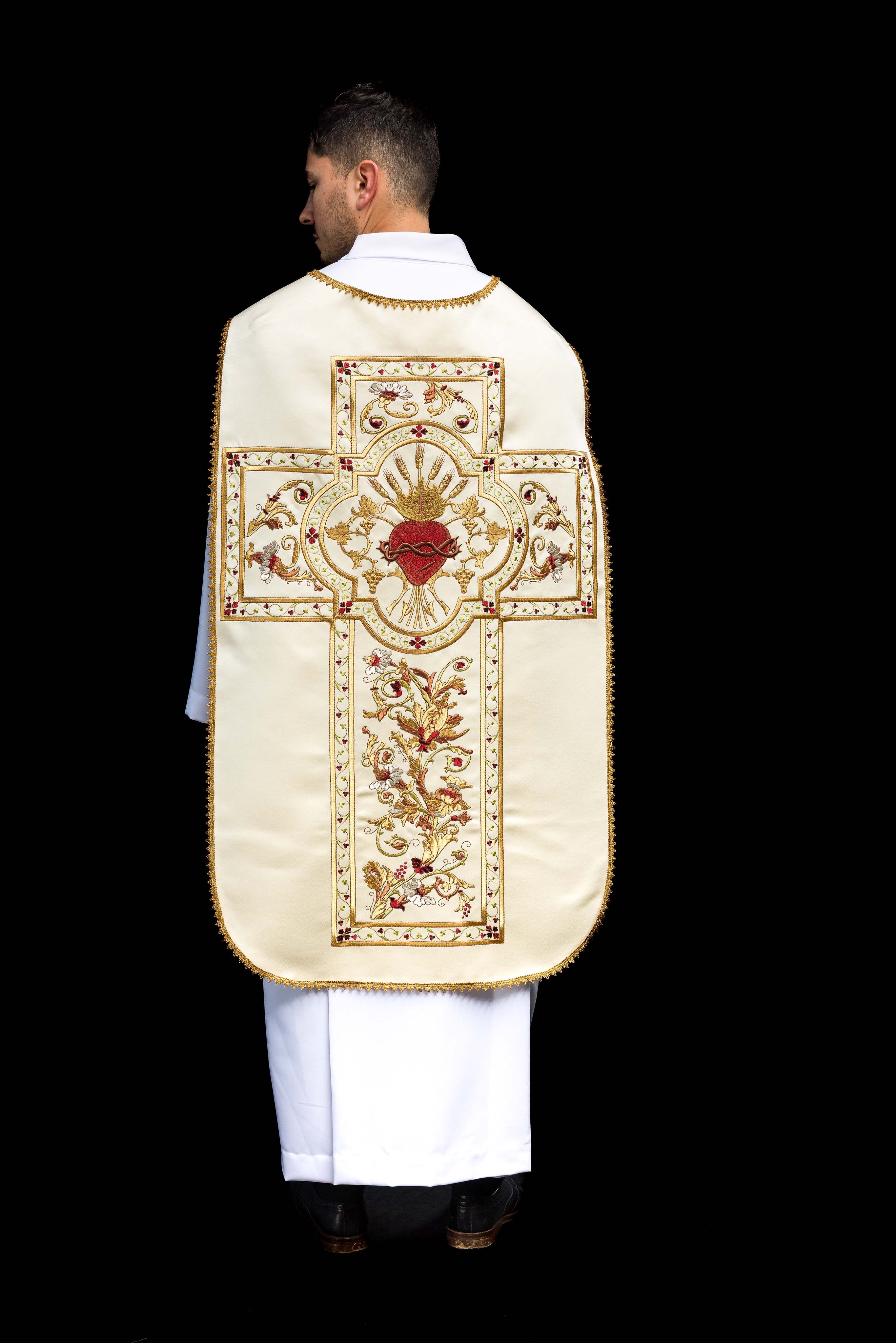 Roman Chasuble embroidered with the Sacred Heart of Jesus in ecru - CHASUBLES.COM