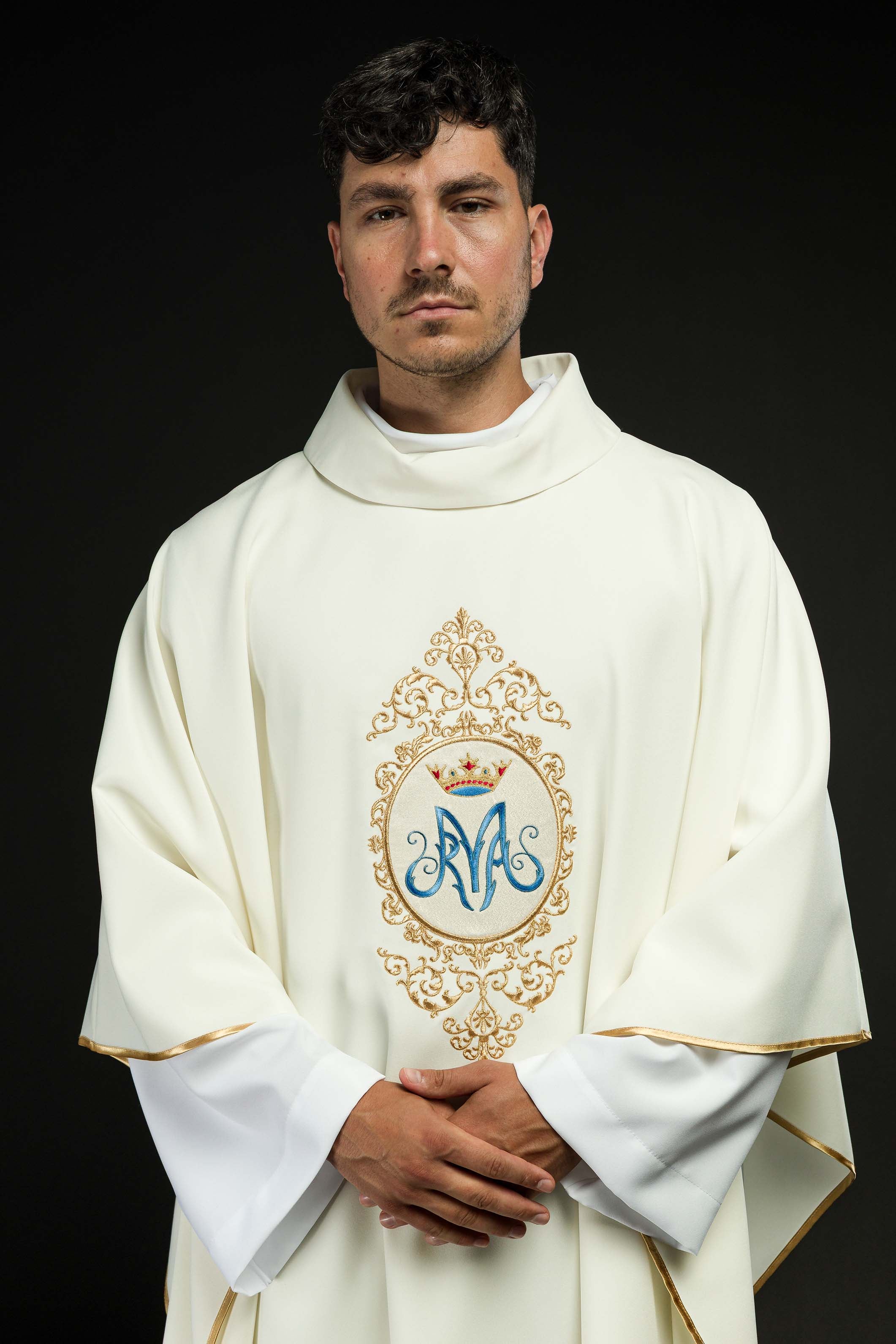 Chasuble with Marian motif framed by gold embroidery - CHASUBLES.COM
