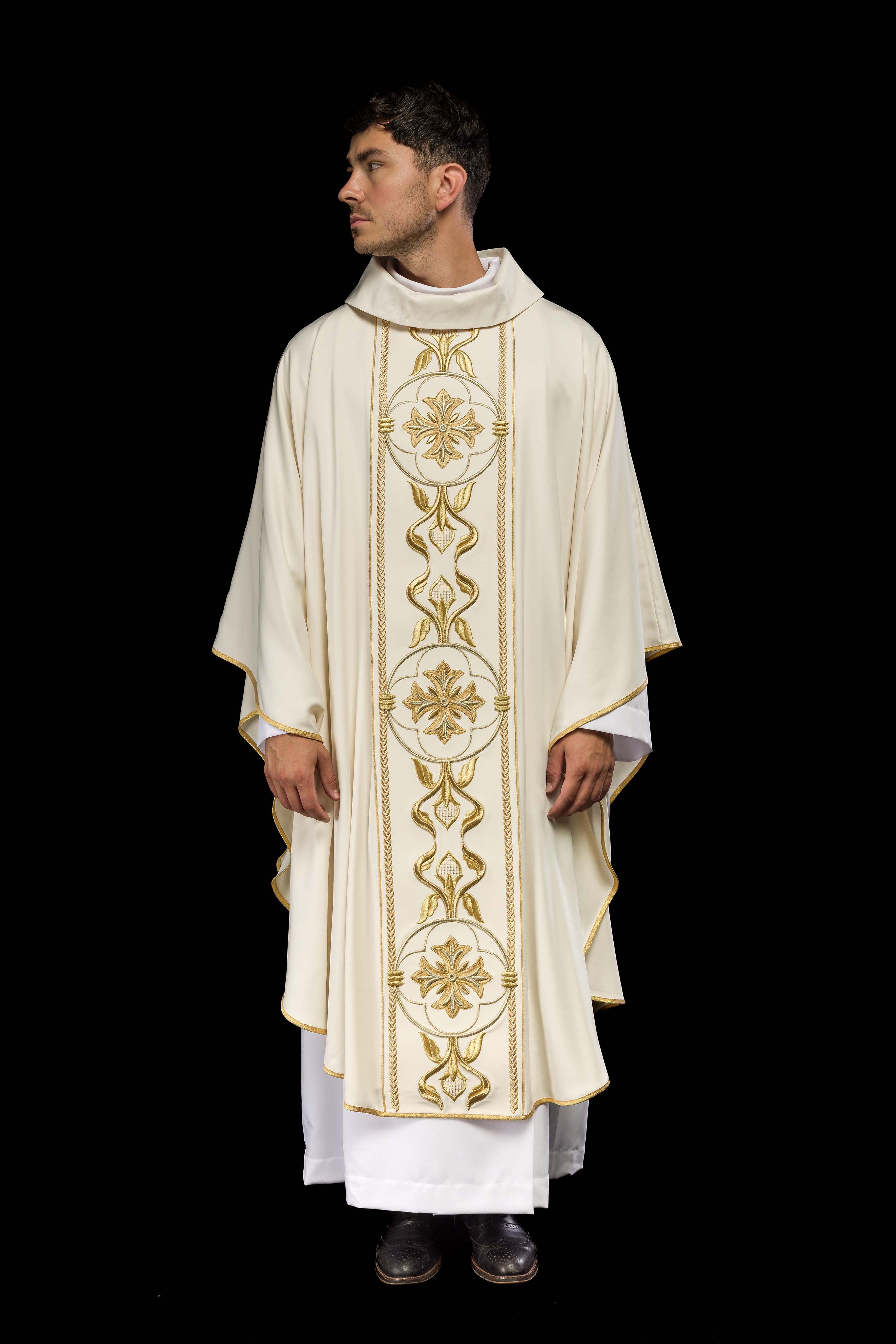 Richly embroidered ecru chasuble - CHASUBLES.COM