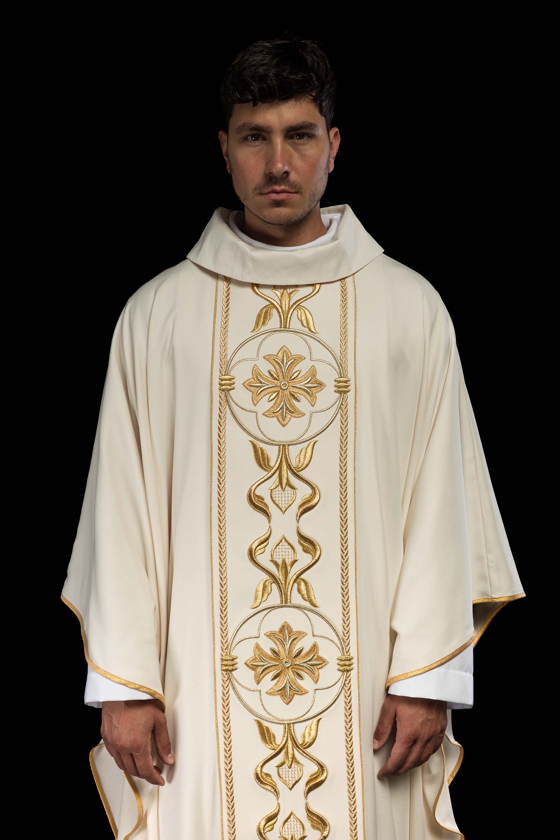 Richly embroidered ecru chasuble - CHASUBLES.COM