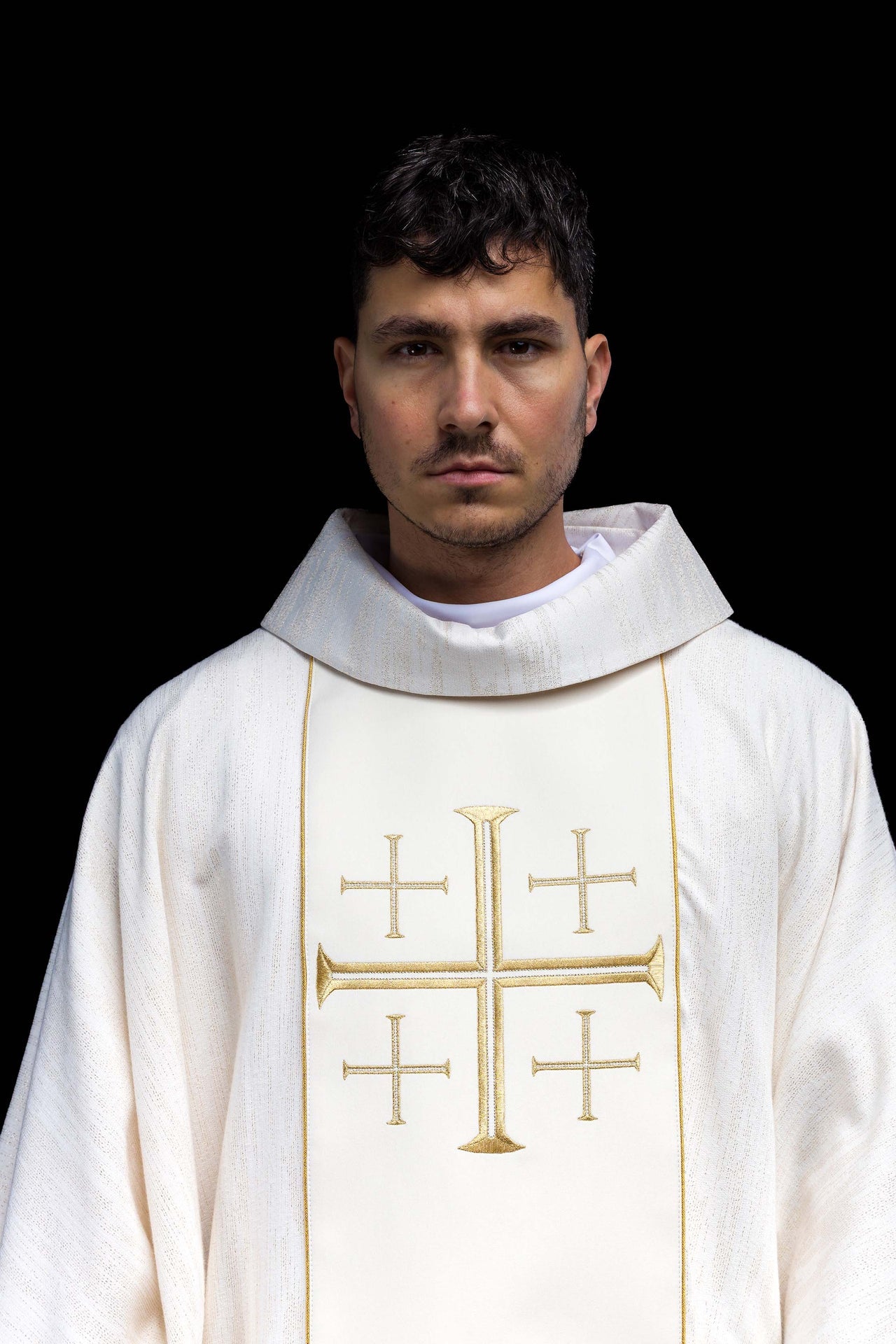 Ornat haftowany z pasem i Krzyżami Jerozolimskimi ecru - CHASUBLES.COM