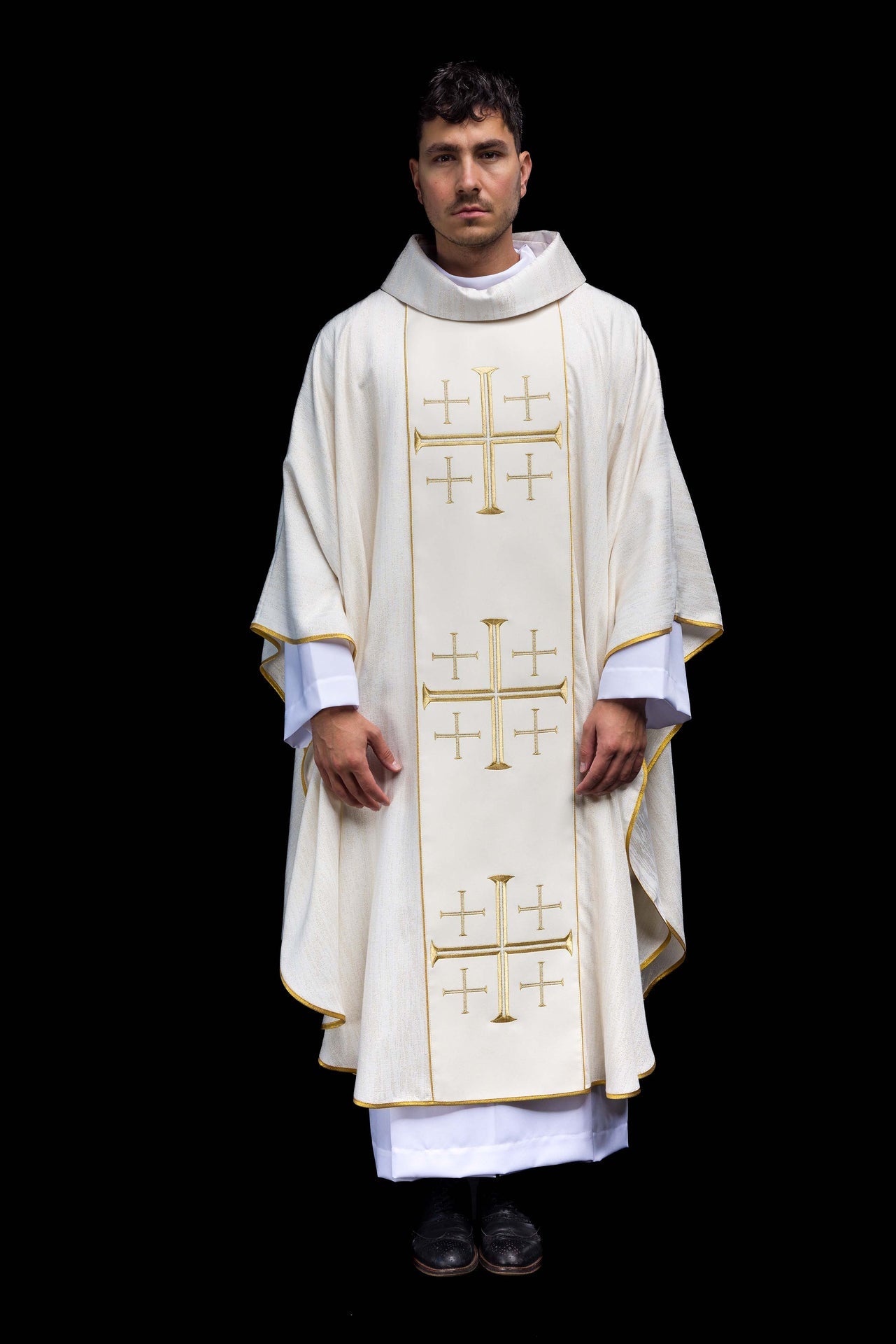 Ornat haftowany z pasem i Krzyżami Jerozolimskimi ecru - CHASUBLES.COM