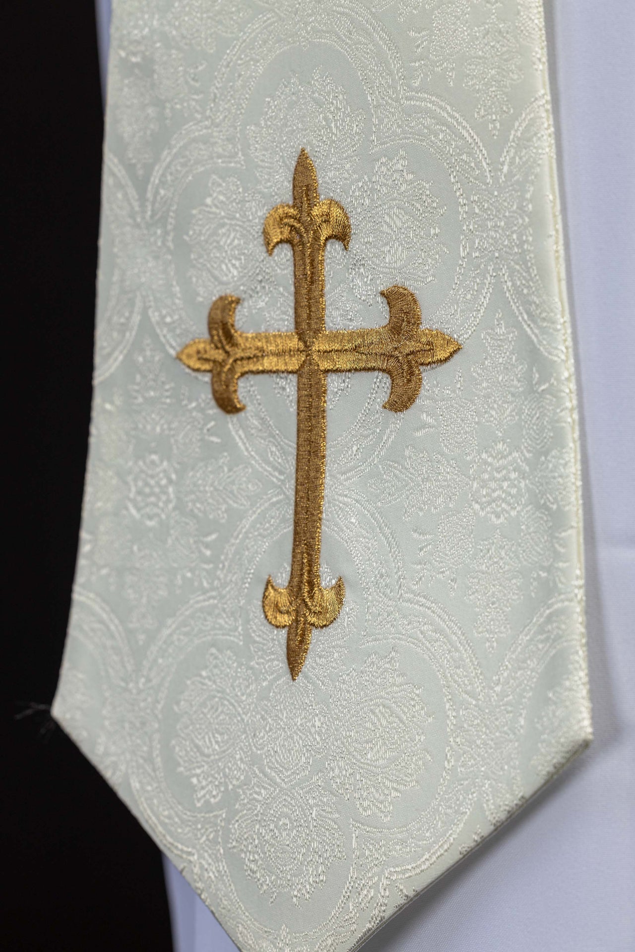 Embroidered ecru stole with a Cross motif made from jacquard fabric