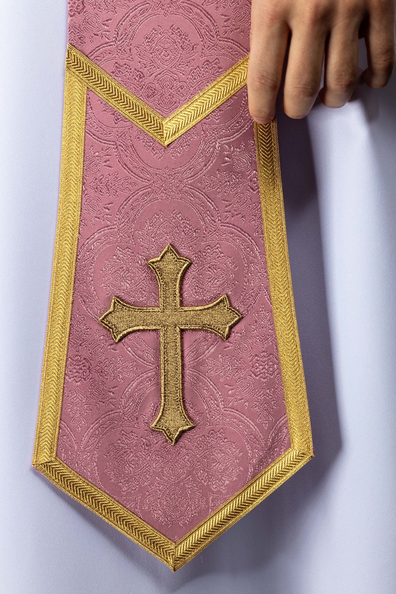 Stuła haftowana z motywem Krzyża różowa tkanina żakardowa - ORNATY.PL
